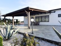 Vrijstaand vakantiehuis met terras op golfresort bij Umag, Istrië - thumbnail 1