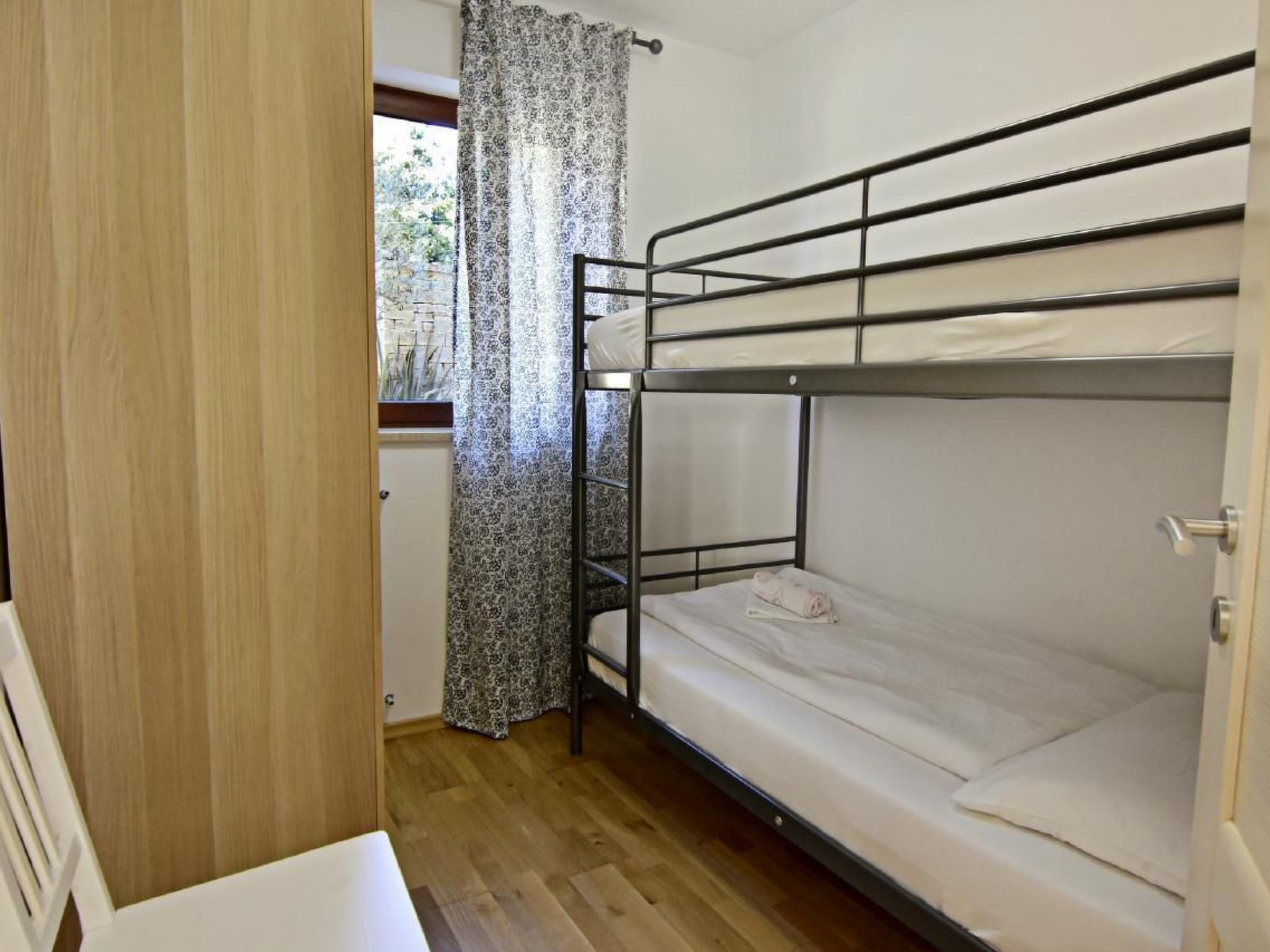 Elia 2-Image-tags.info