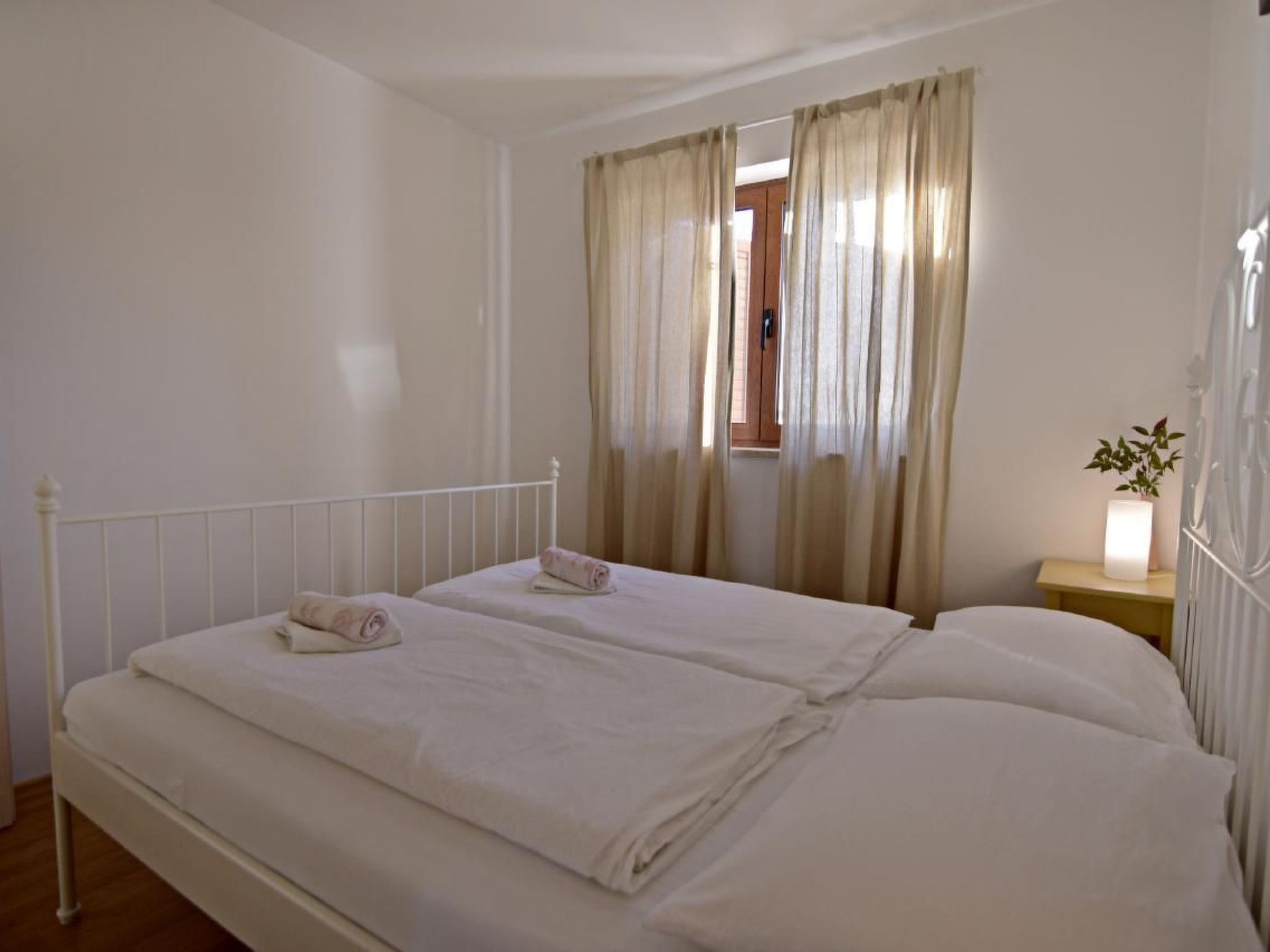 Elia 2-Image-tags.info