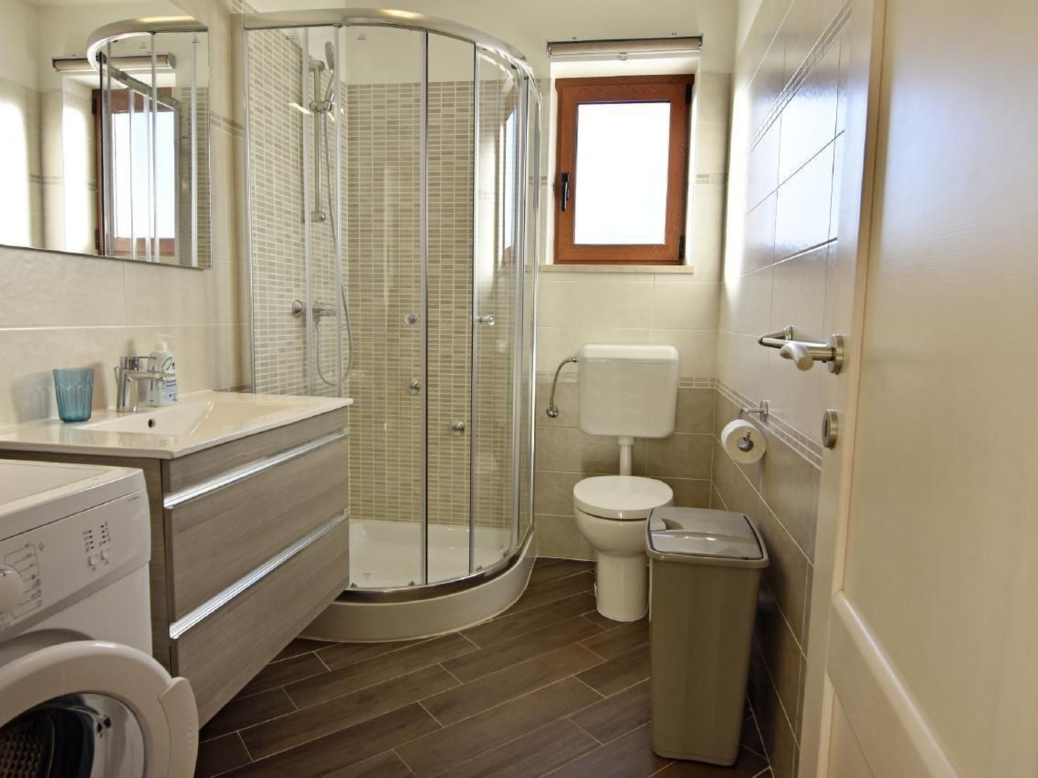 Elia 2-Image-tags.info