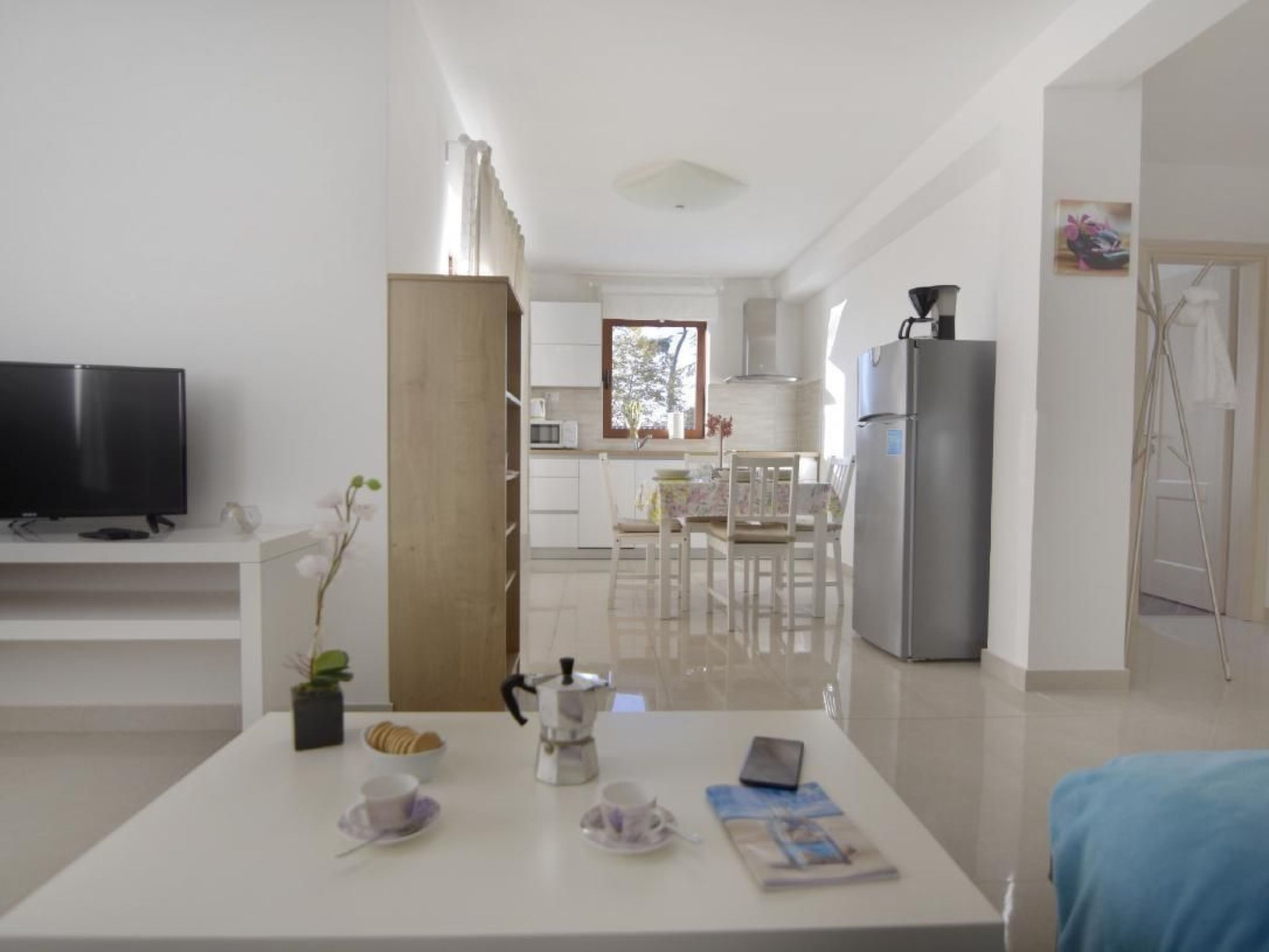 Elia 2-Image-tags.info