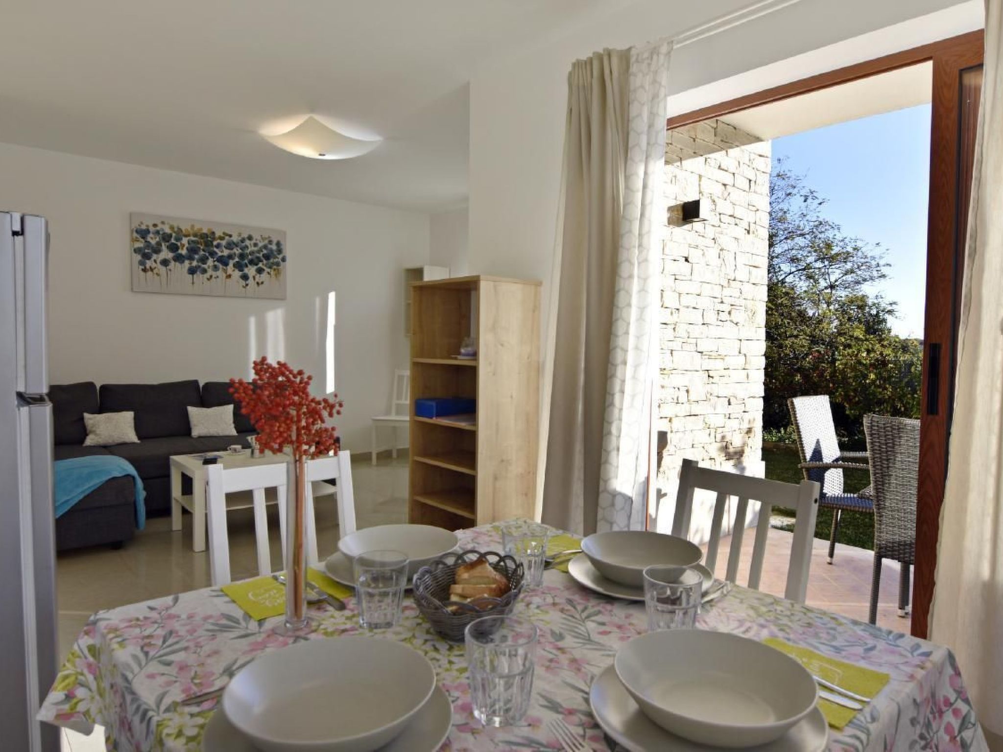 Elia 2-Image-tags.info