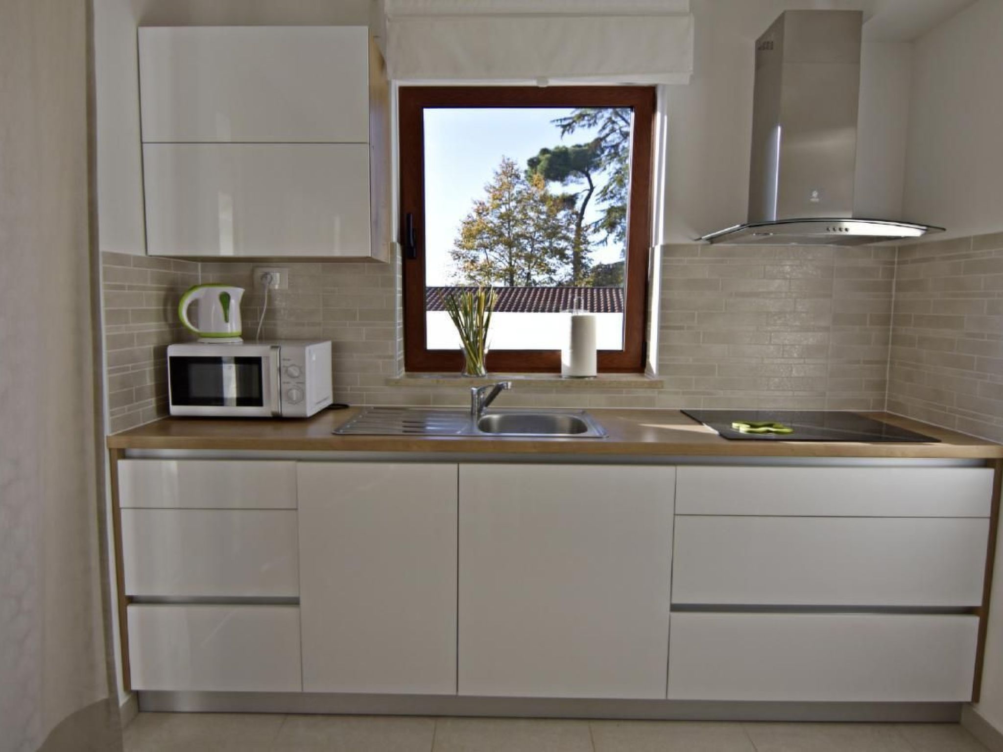 Elia 2-Image-tags.info