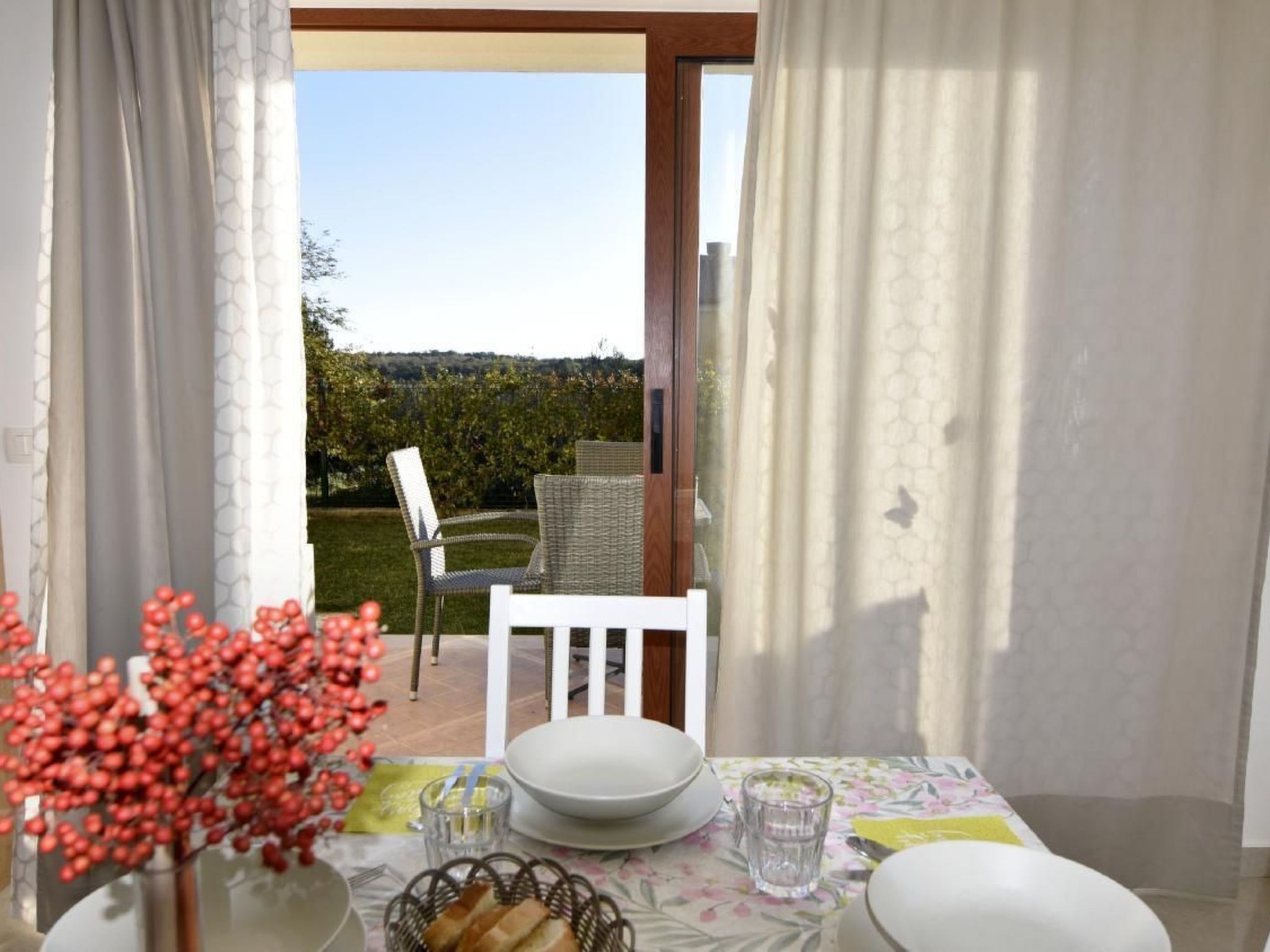 Elia 2-Image-tags.info