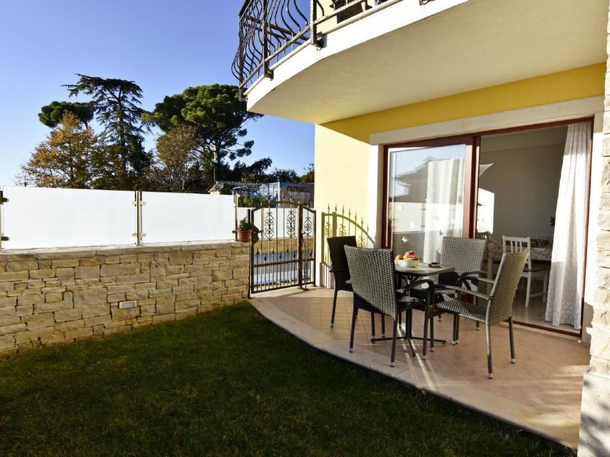 Elia 2-Image-tags.info