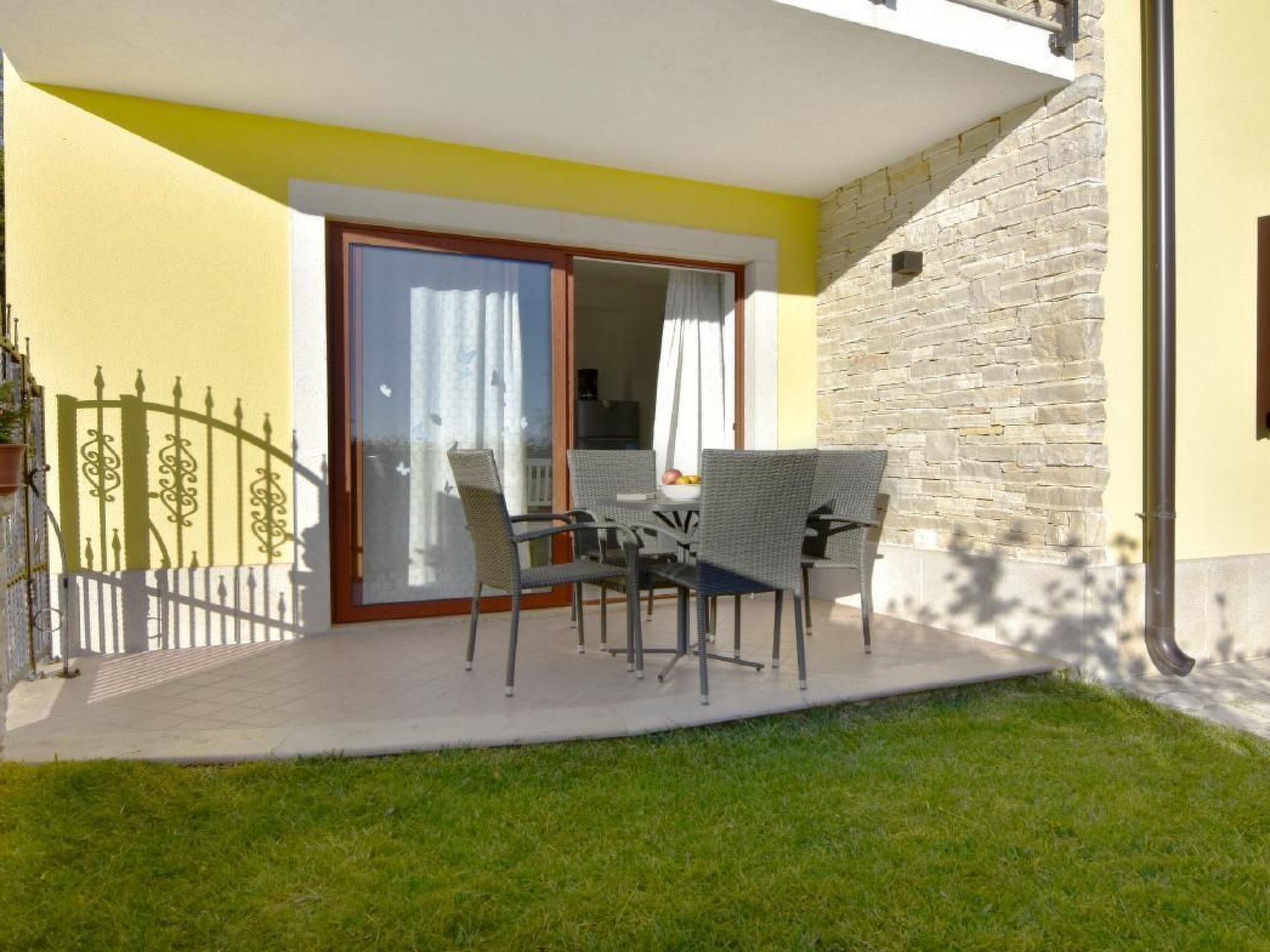 Elia 2-Image-tags.info