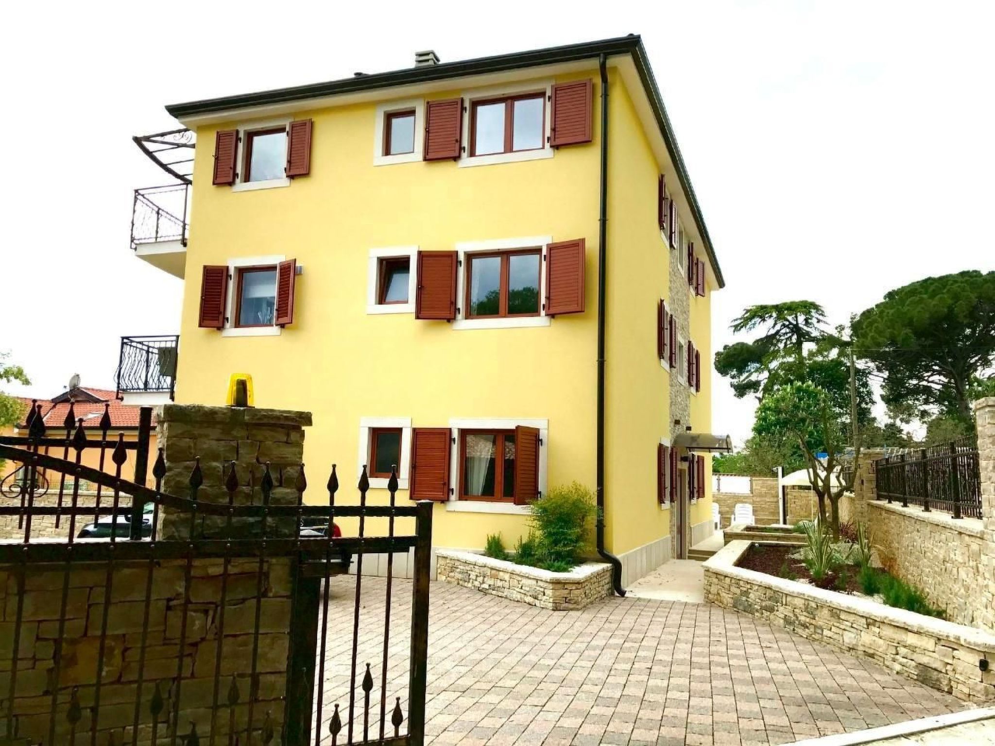 Elia 2-Image-tags.info