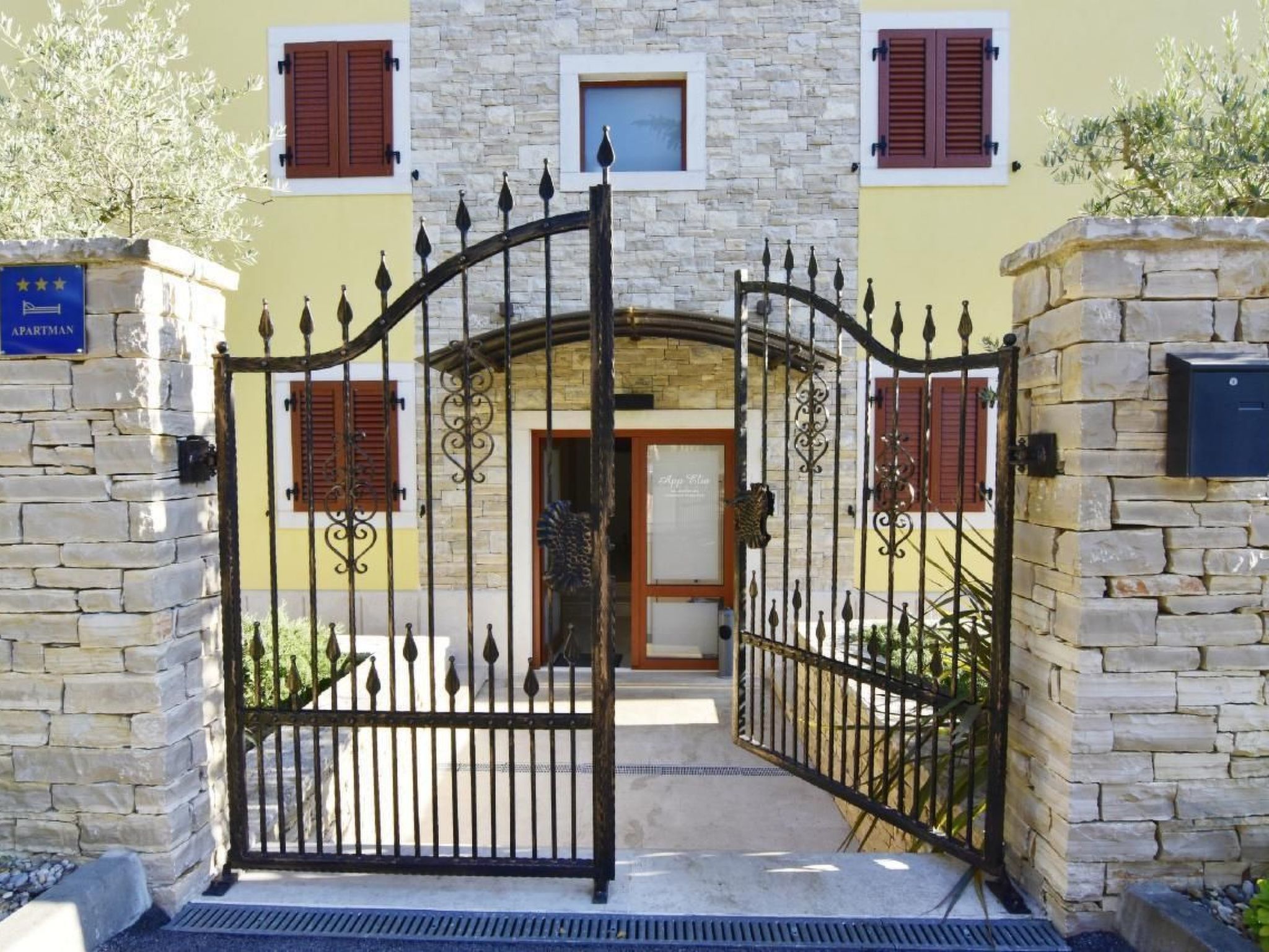 Elia 2-Image-tags.info