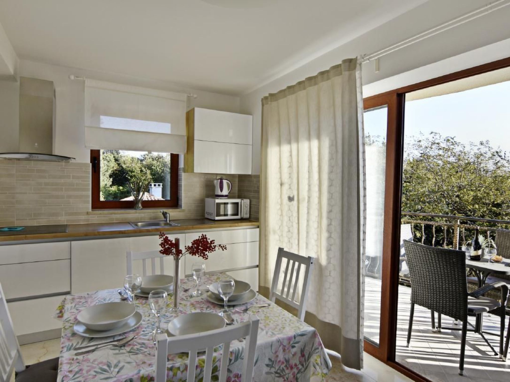 Elia 3-Image-tags.info