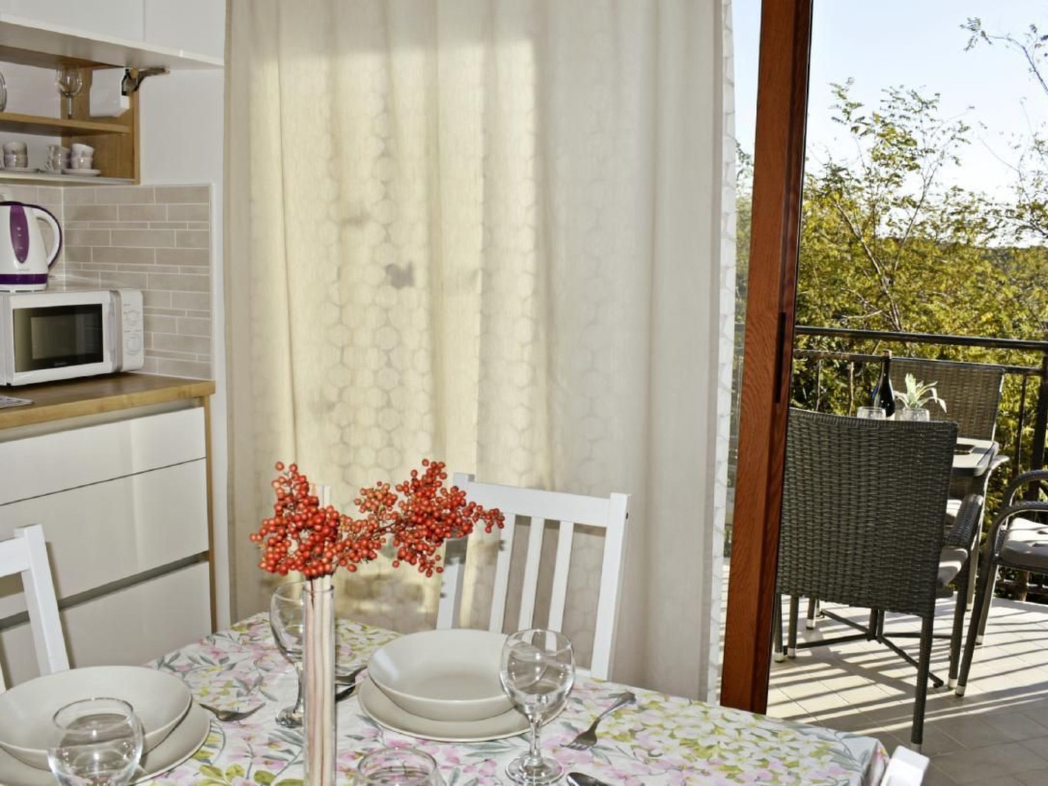 Elia 3-Image-tags.info