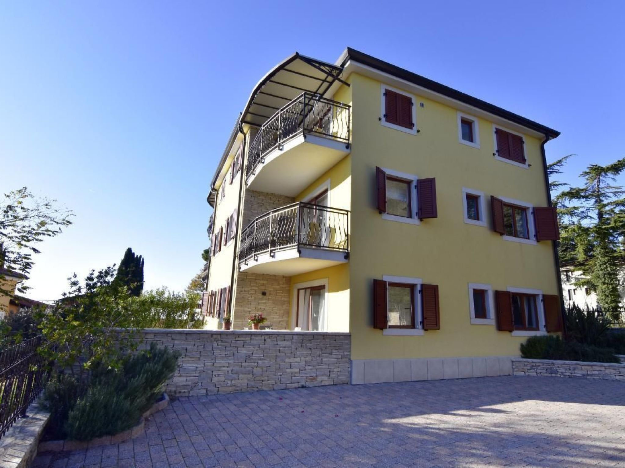 Elia 3-Image-tags.info