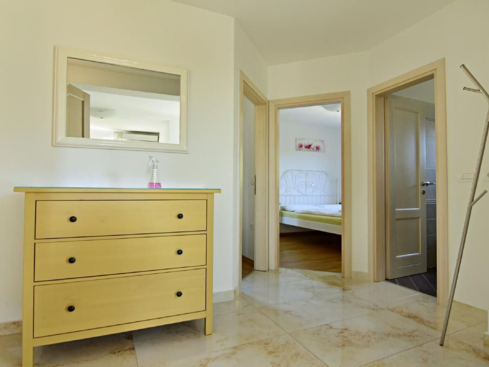 Elia 3-Image-tags.info