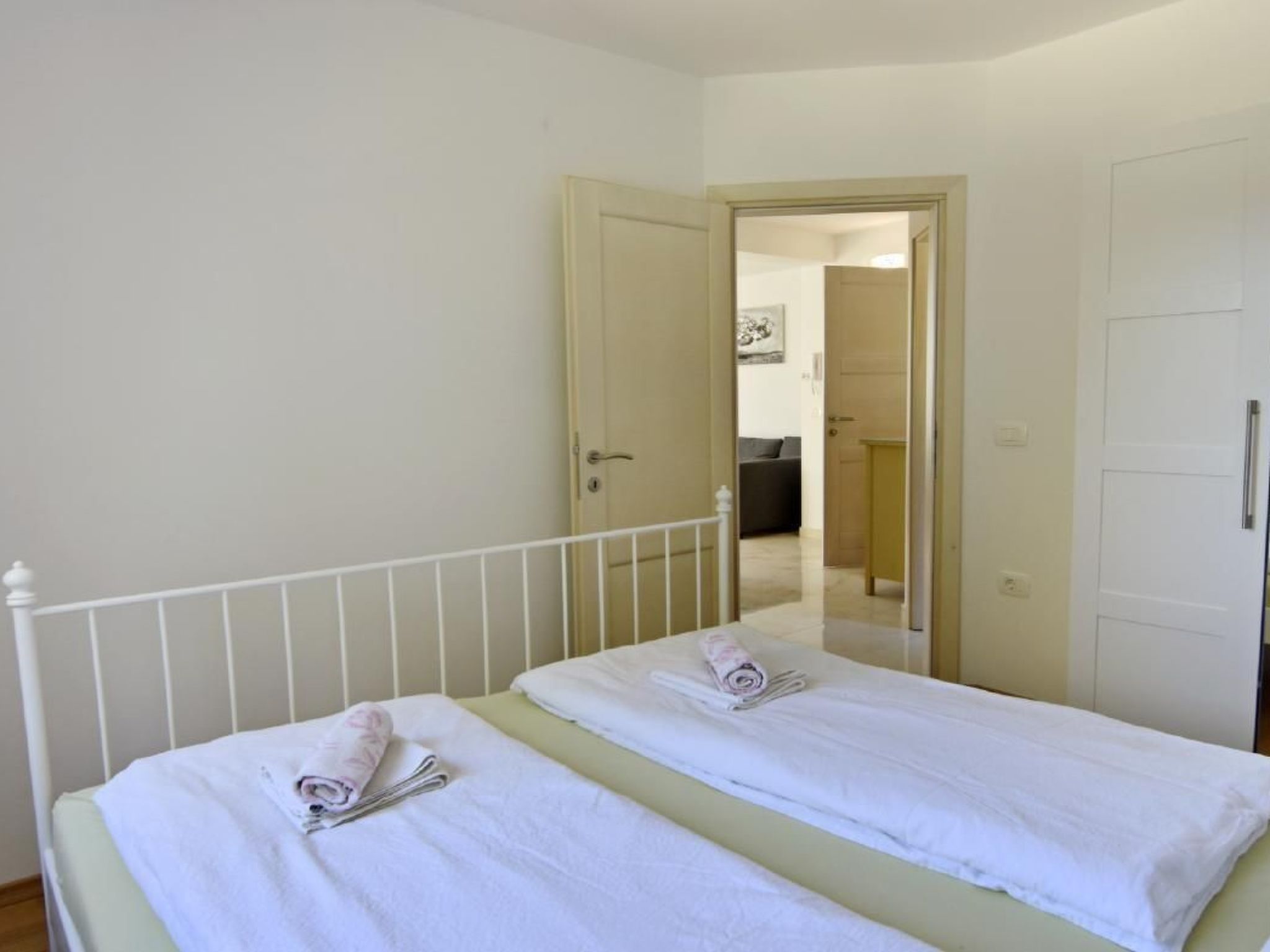 Elia 3-Image-tags.info