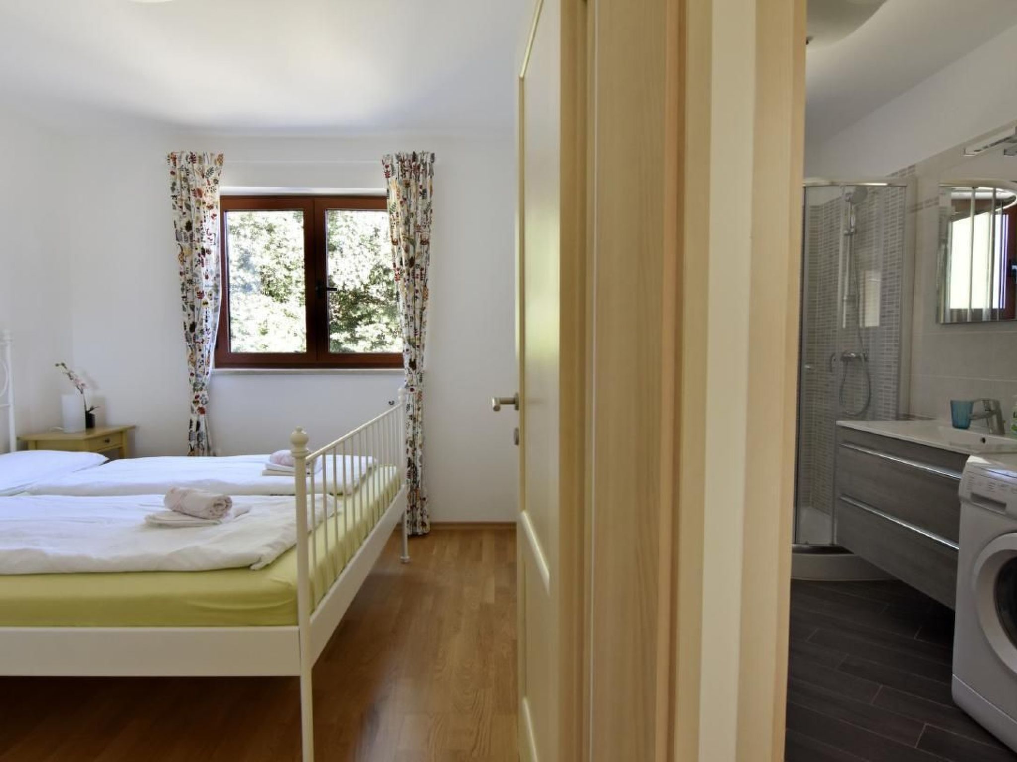 Elia 3-Image-tags.info