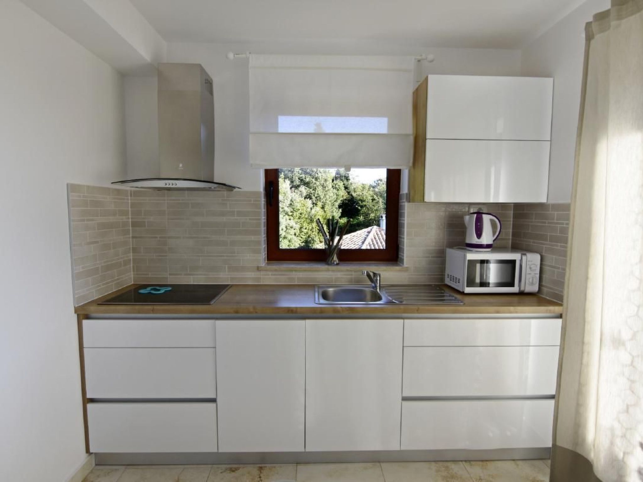 Elia 3-Image-tags.info