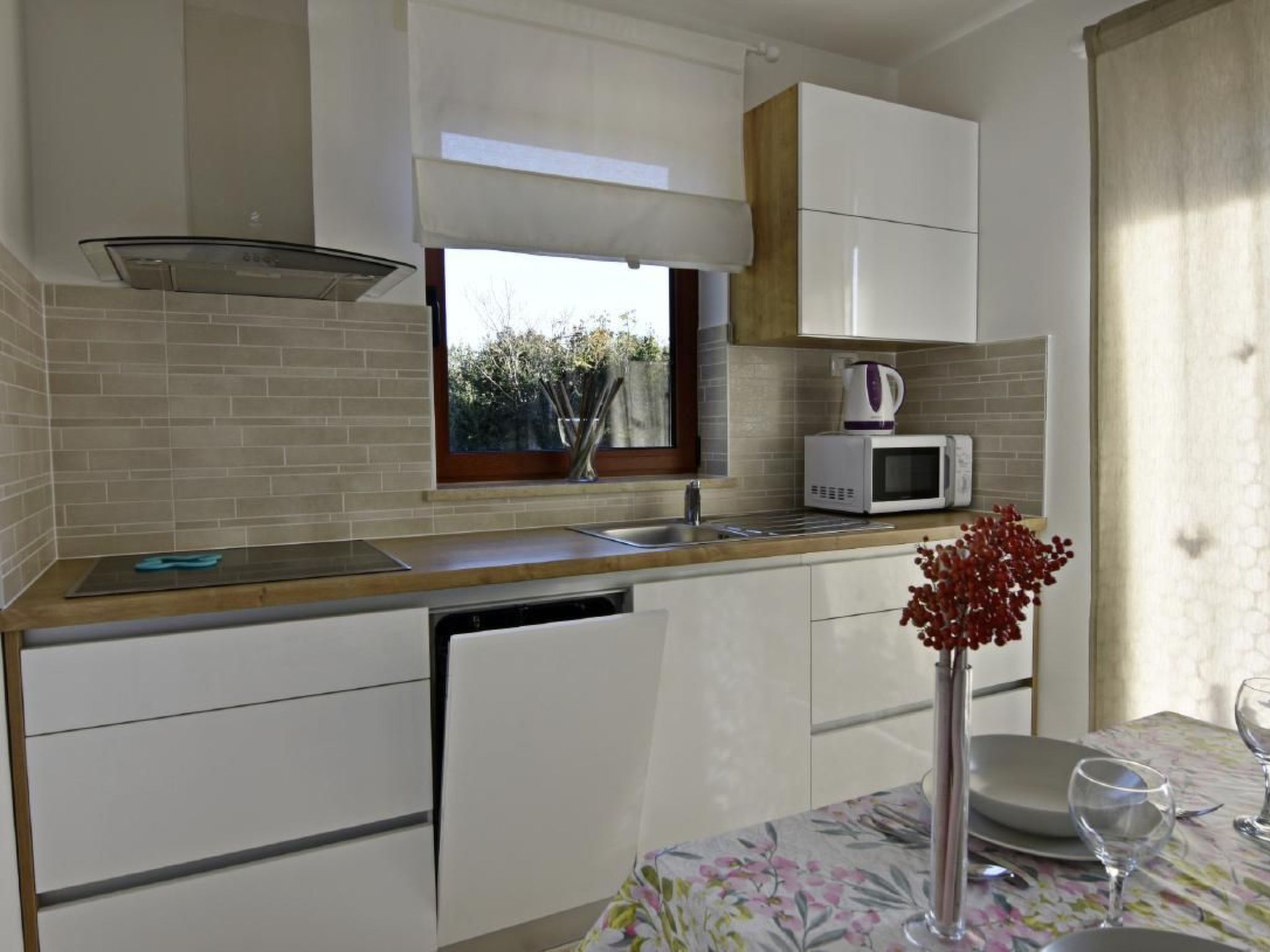 Elia 3-Image-tags.info