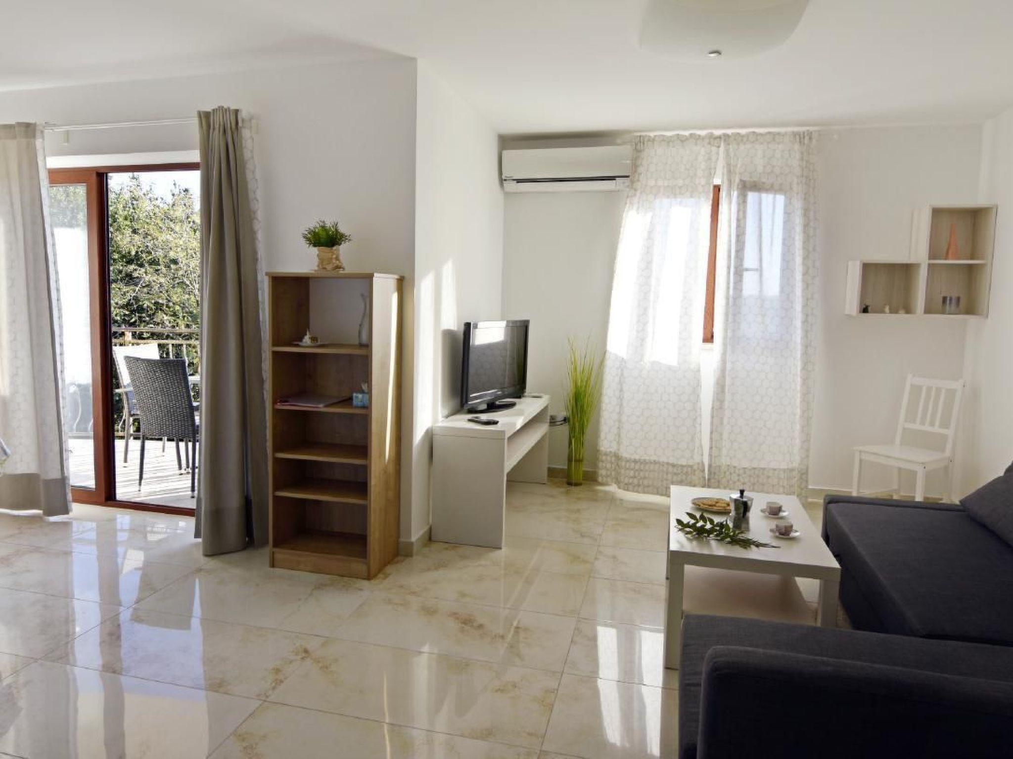 Elia 3-Image-tags.info