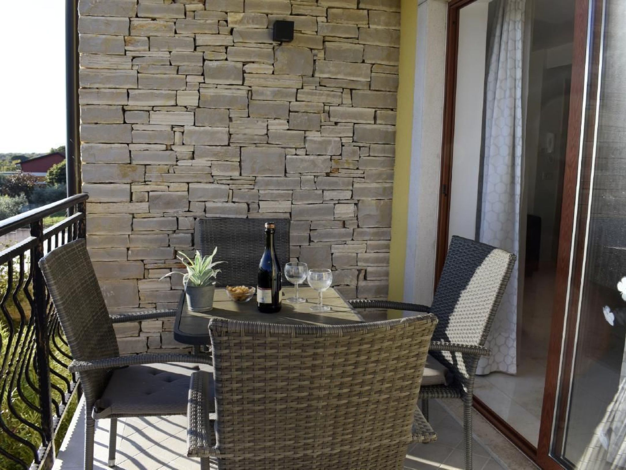 Elia 3-Image-tags.info