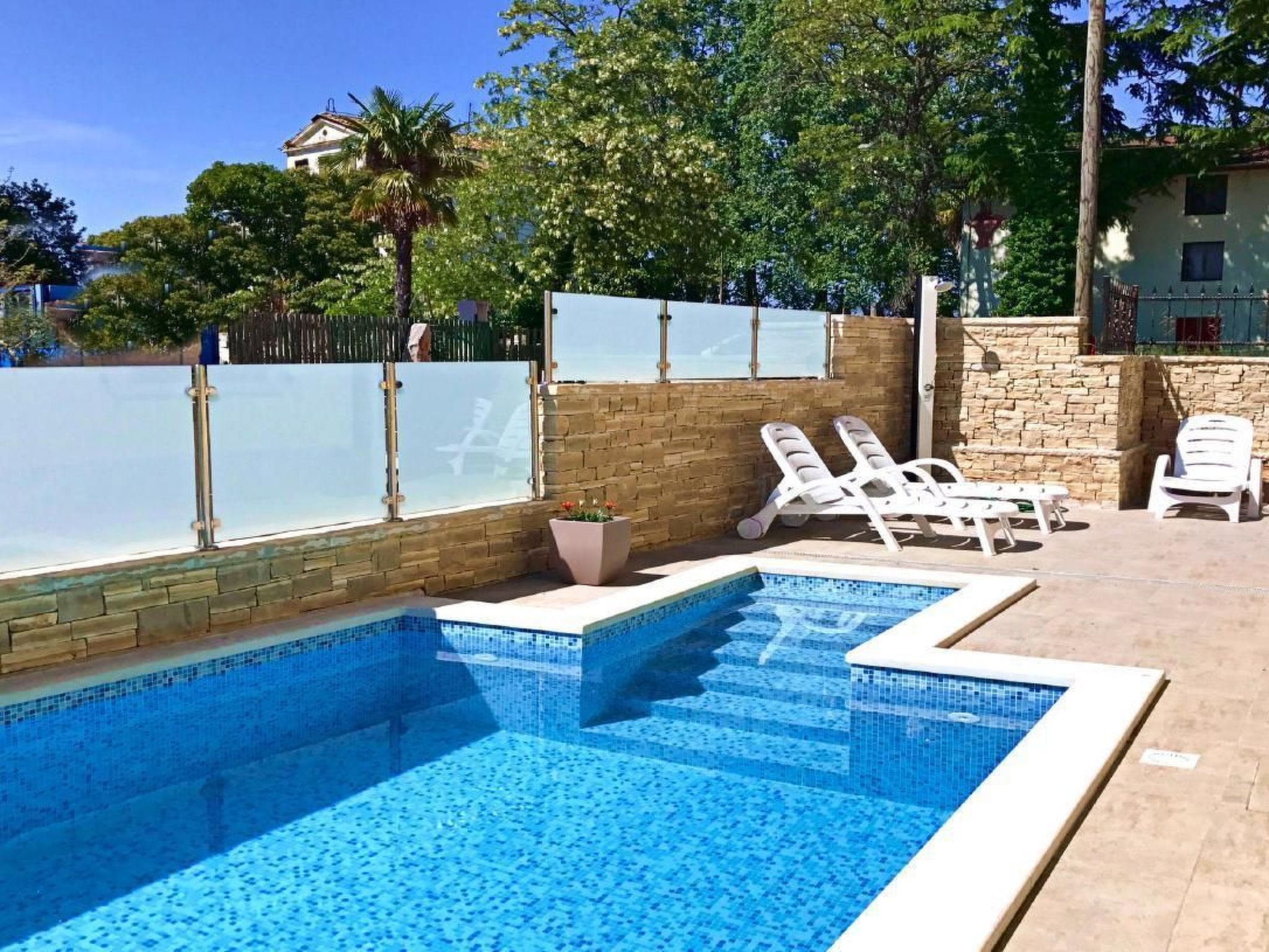 Elia 3-Image-tags.info