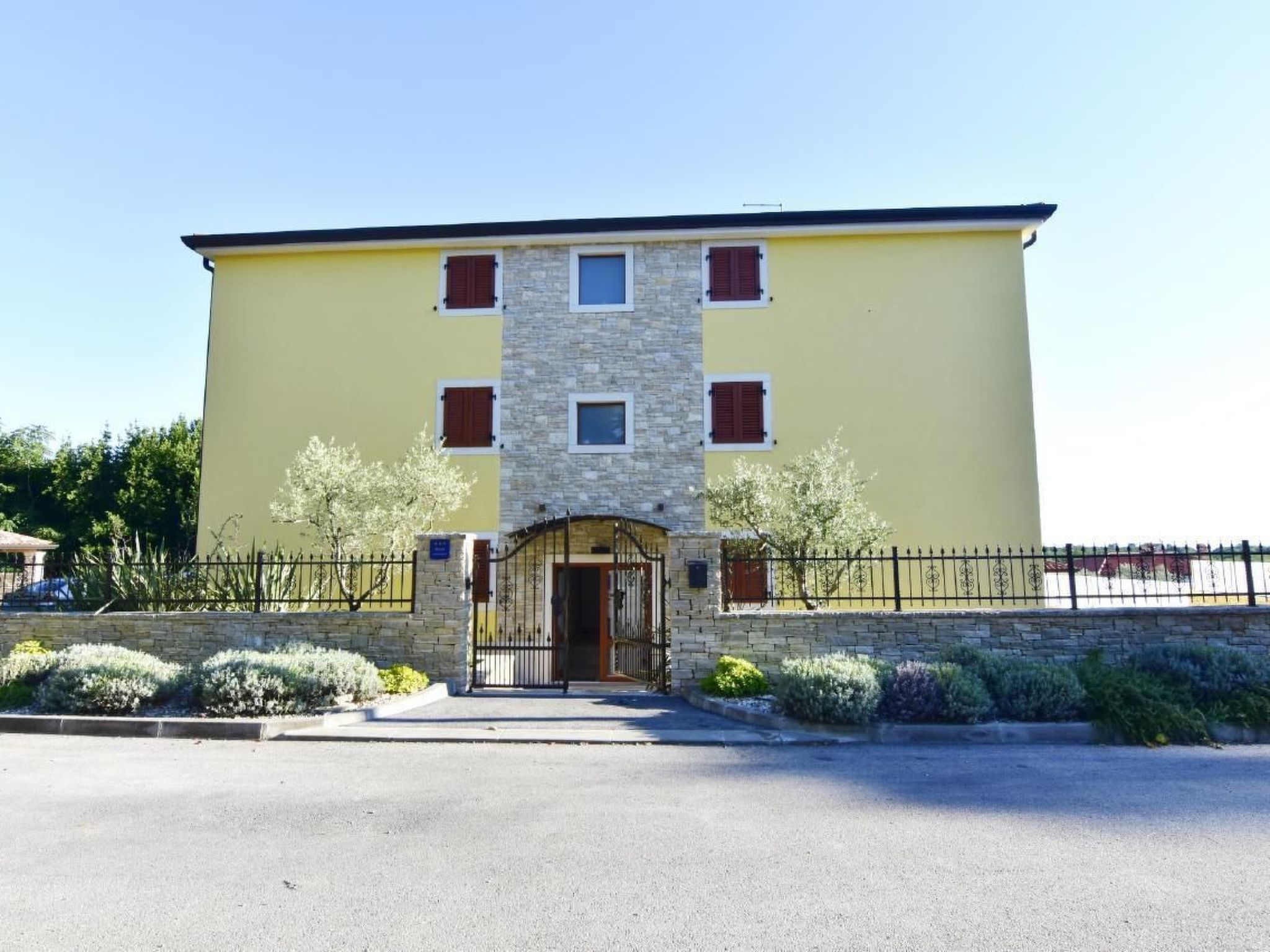 Elia 3-Image-tags.info