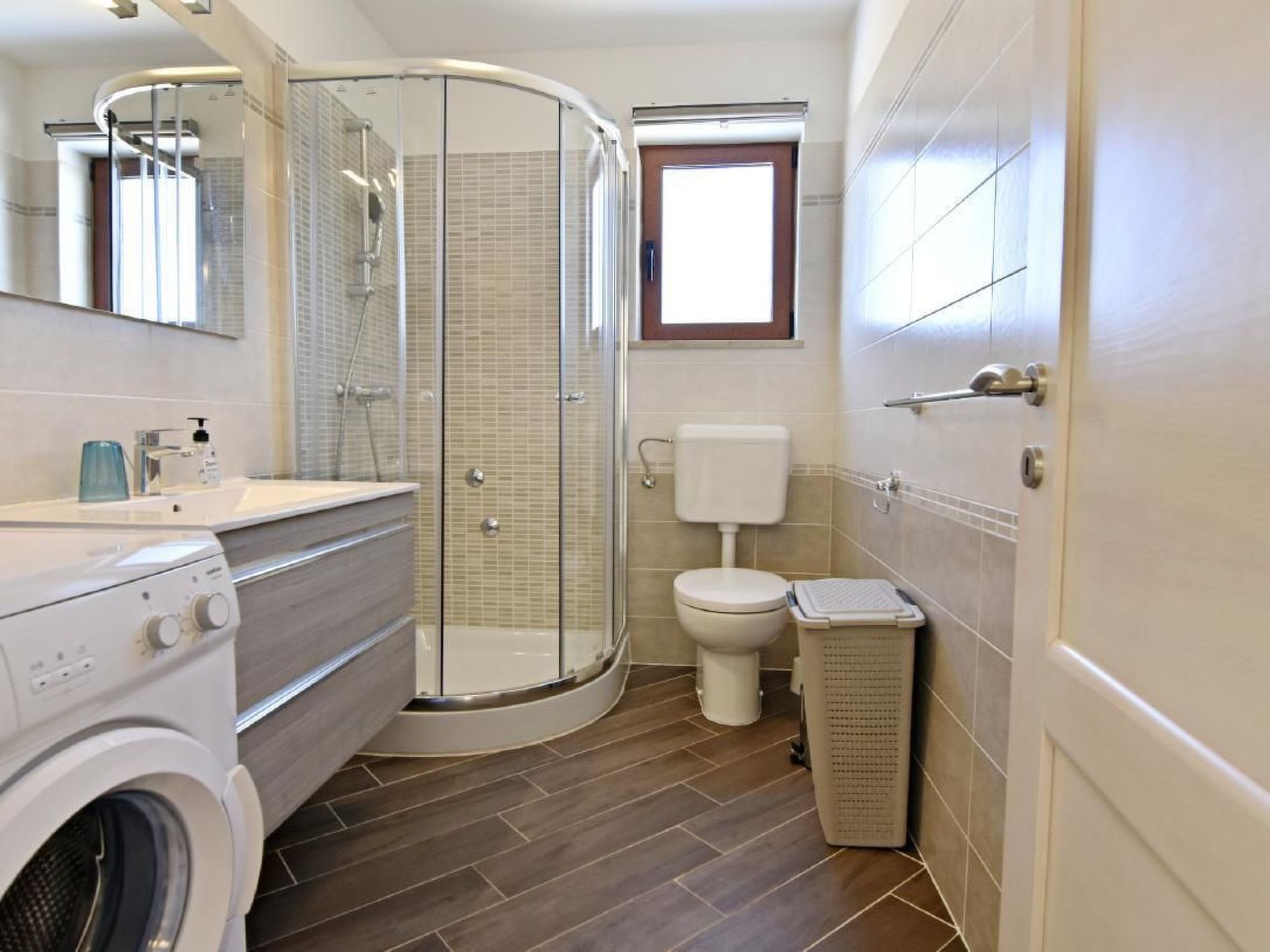 Elia 4-Image-tags.info