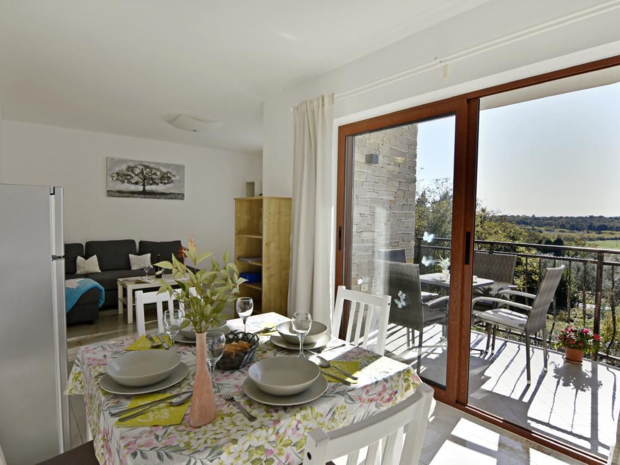 Elia 4-Image-tags.info