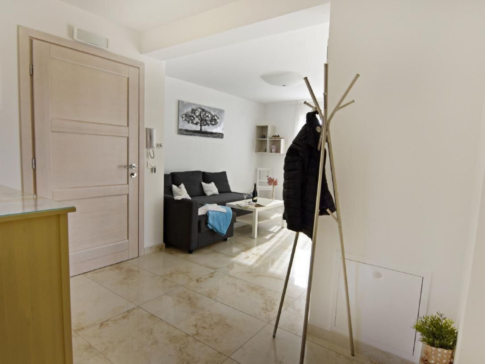 Elia 4-Image-tags.info