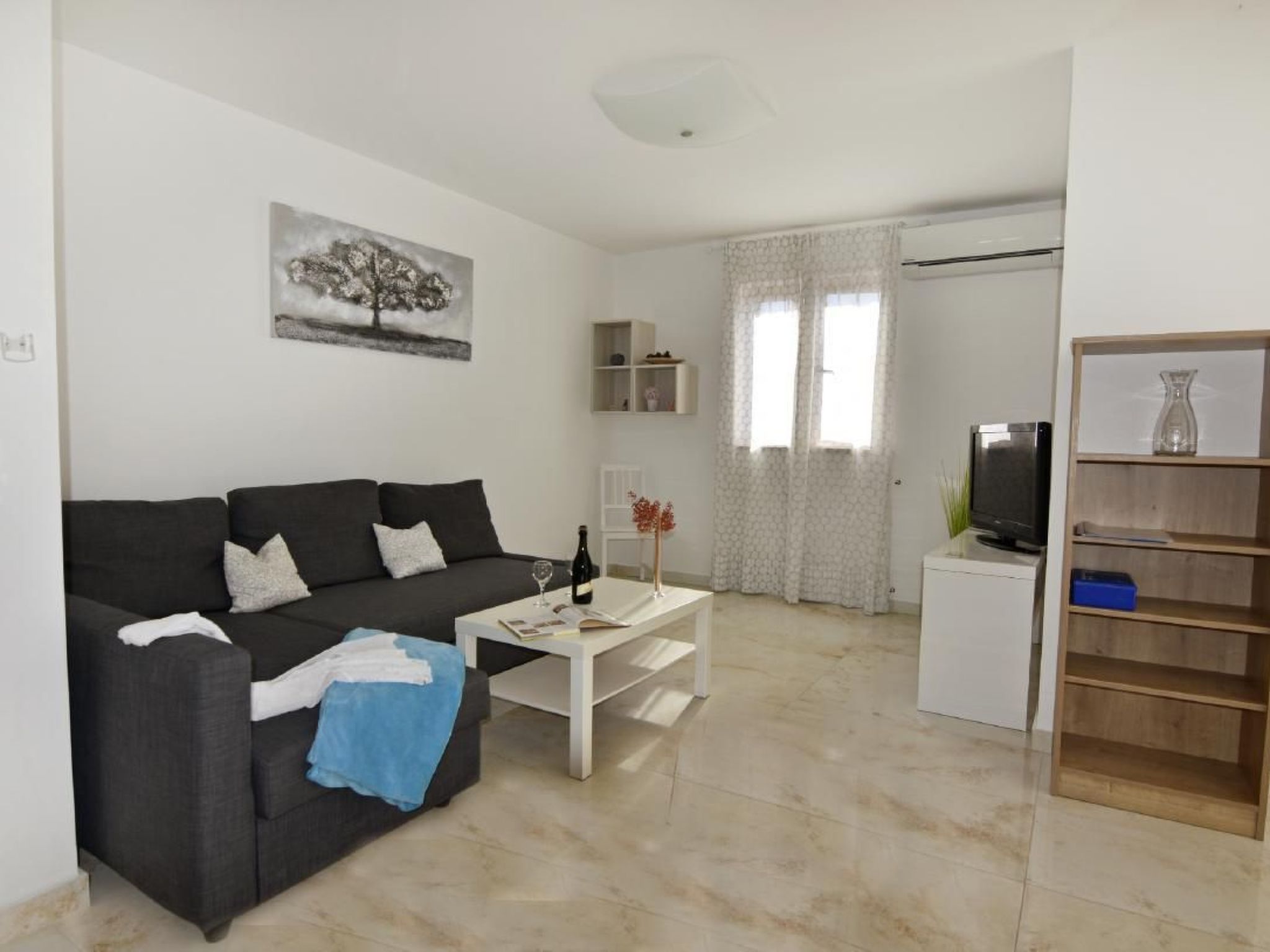 Elia 4-Image-tags.info