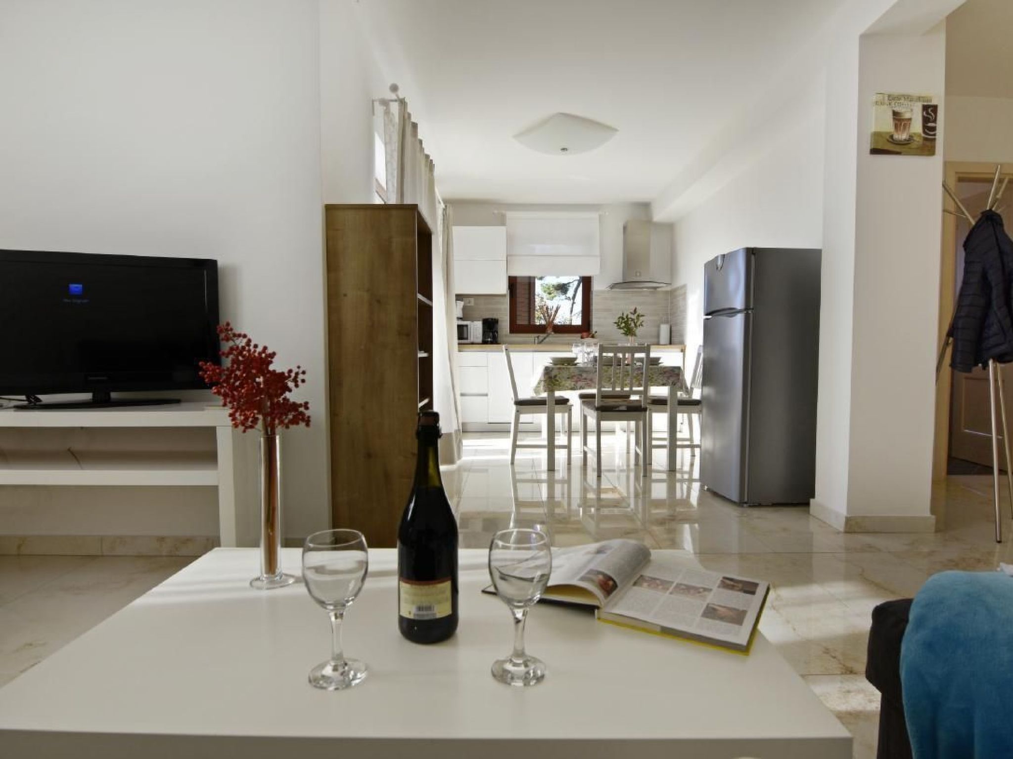 Elia 4-Image-tags.info