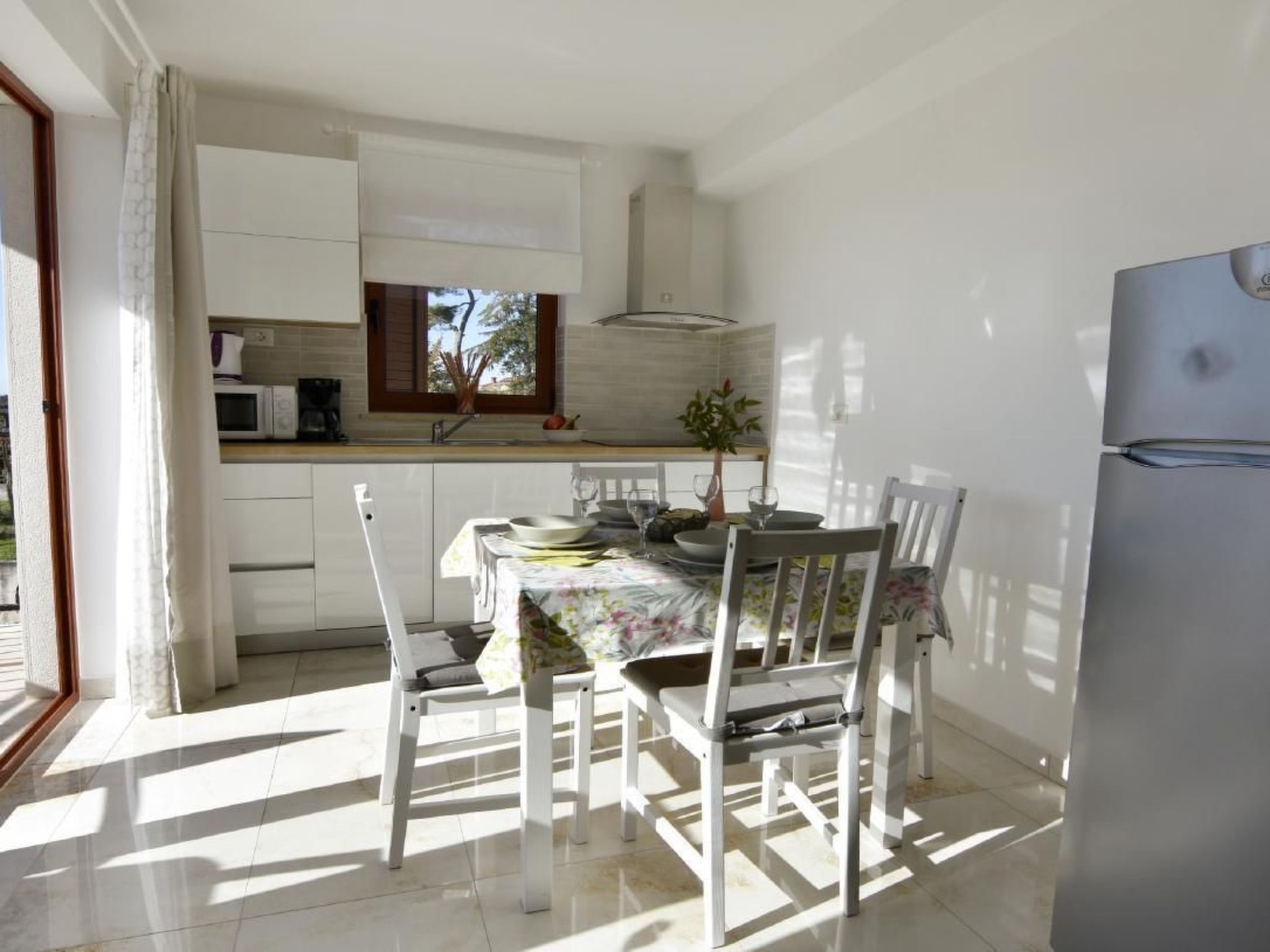 Elia 4-Image-tags.info