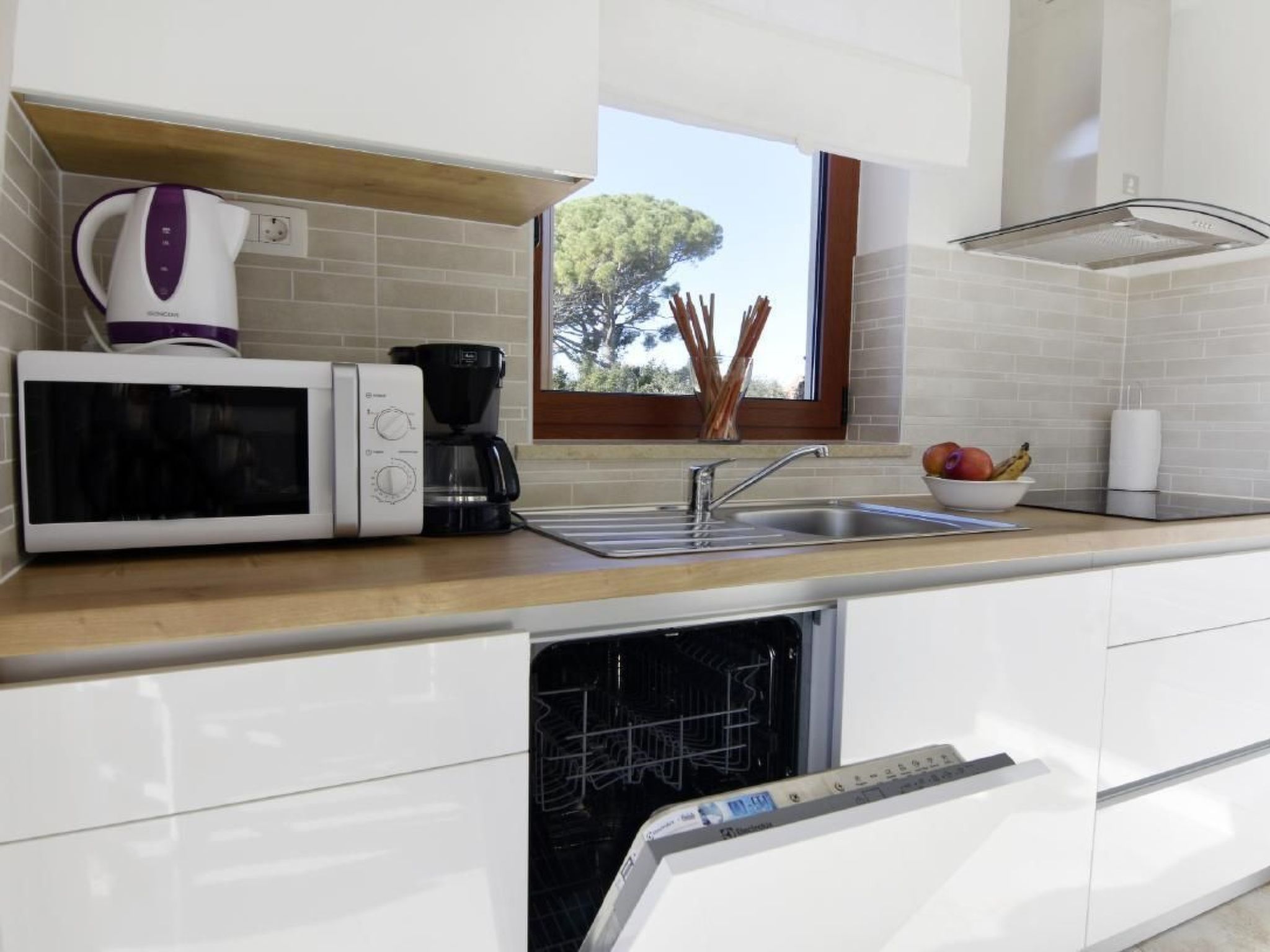 Elia 4-Image-tags.info