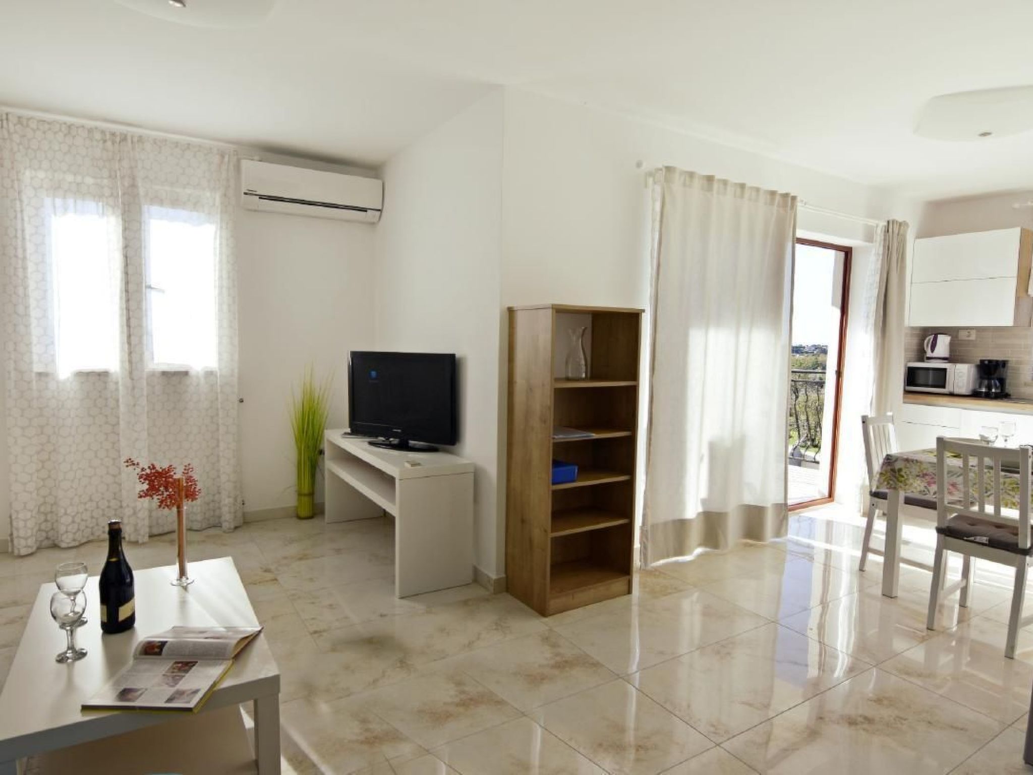 Elia 4-Image-tags.info