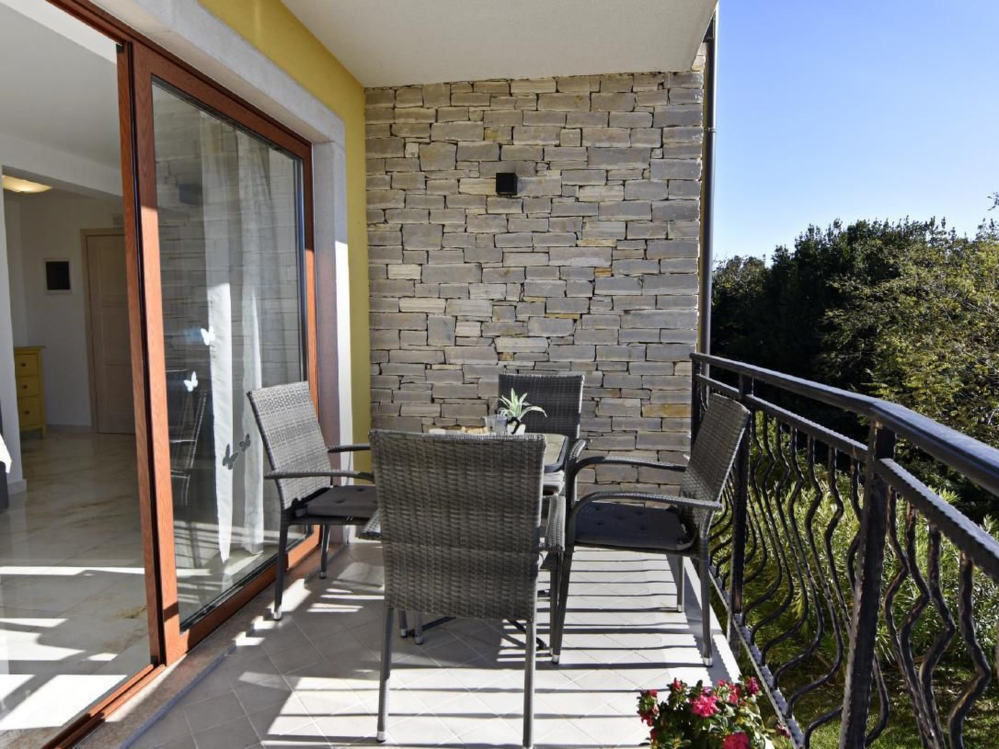 Elia 4-Image-tags.info