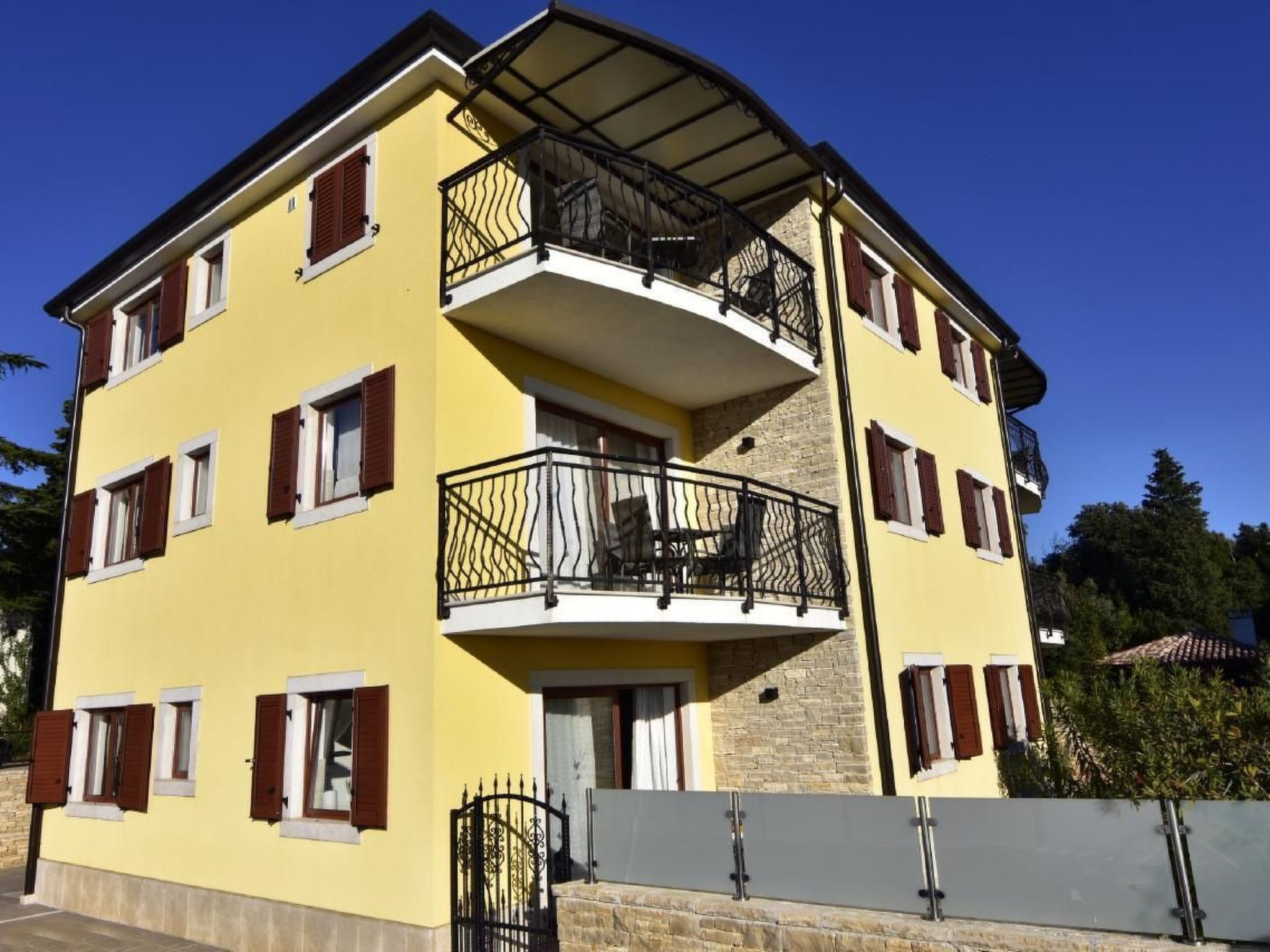 Elia 4-Image-tags.info