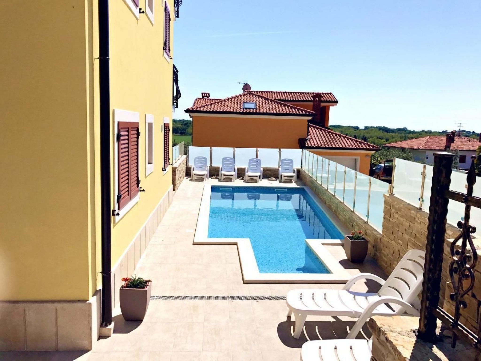 Elia 4-Image-tags.info