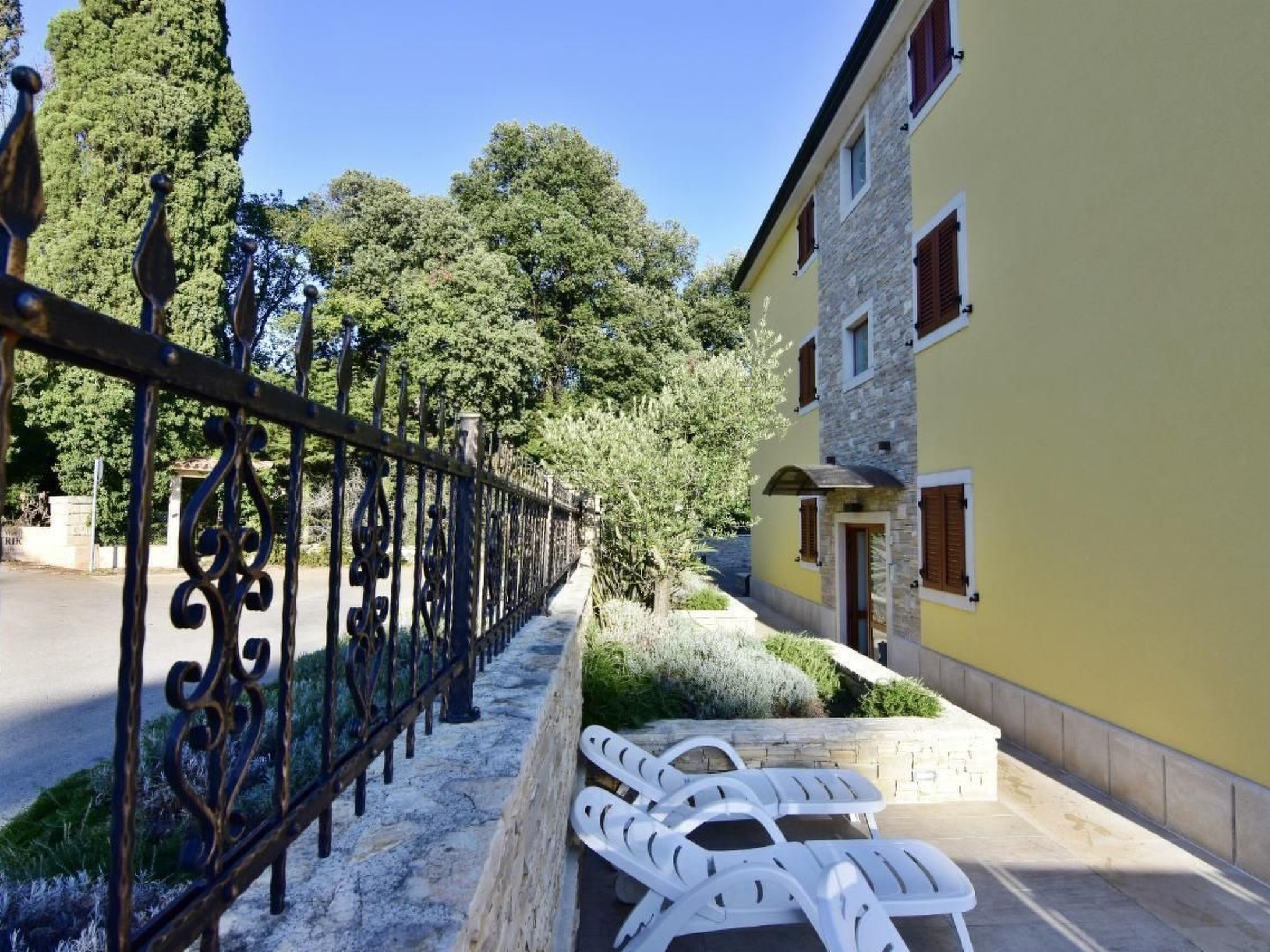 Elia 4-Image-tags.info