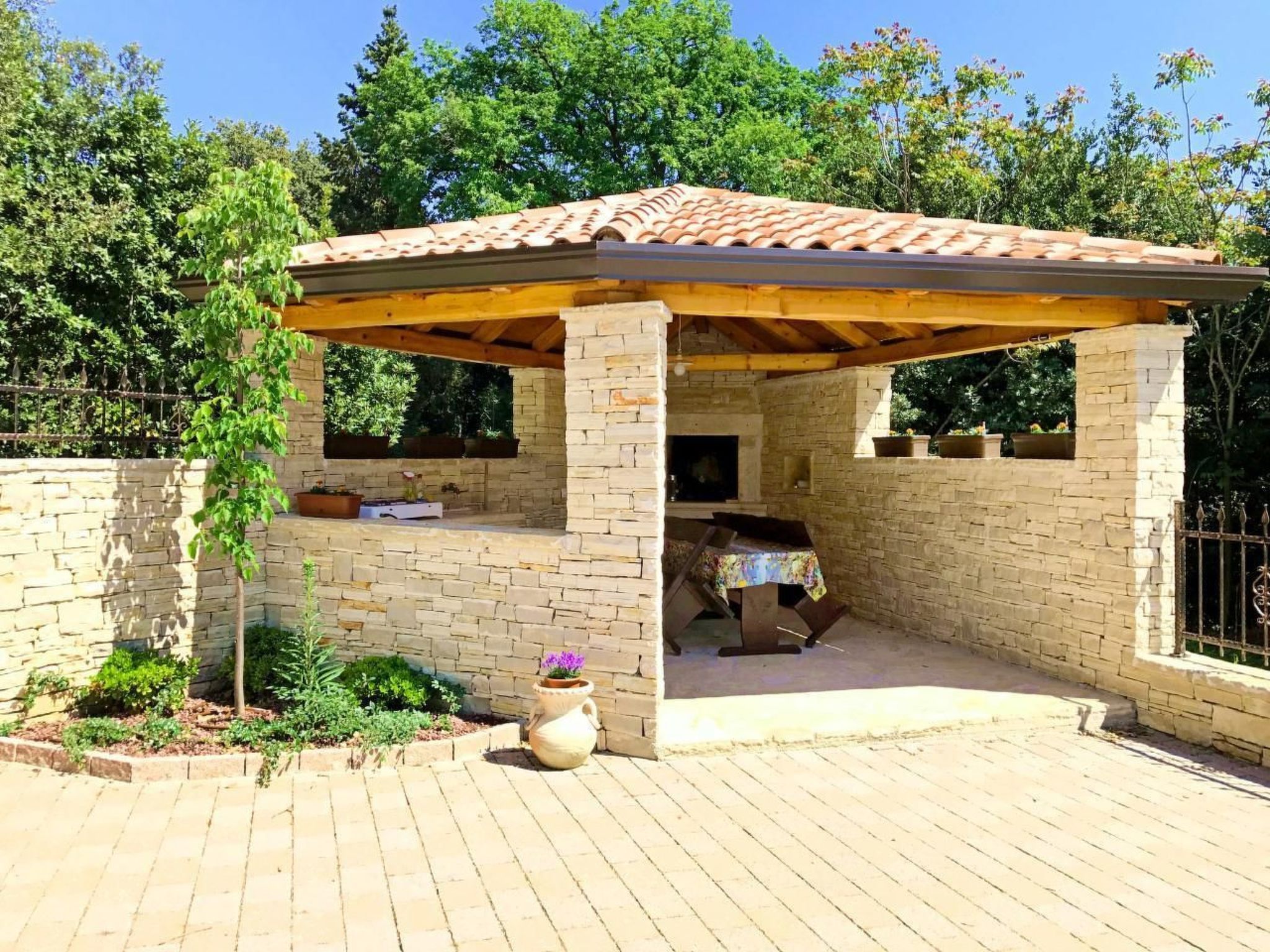 Elia 4-Image-tags.info