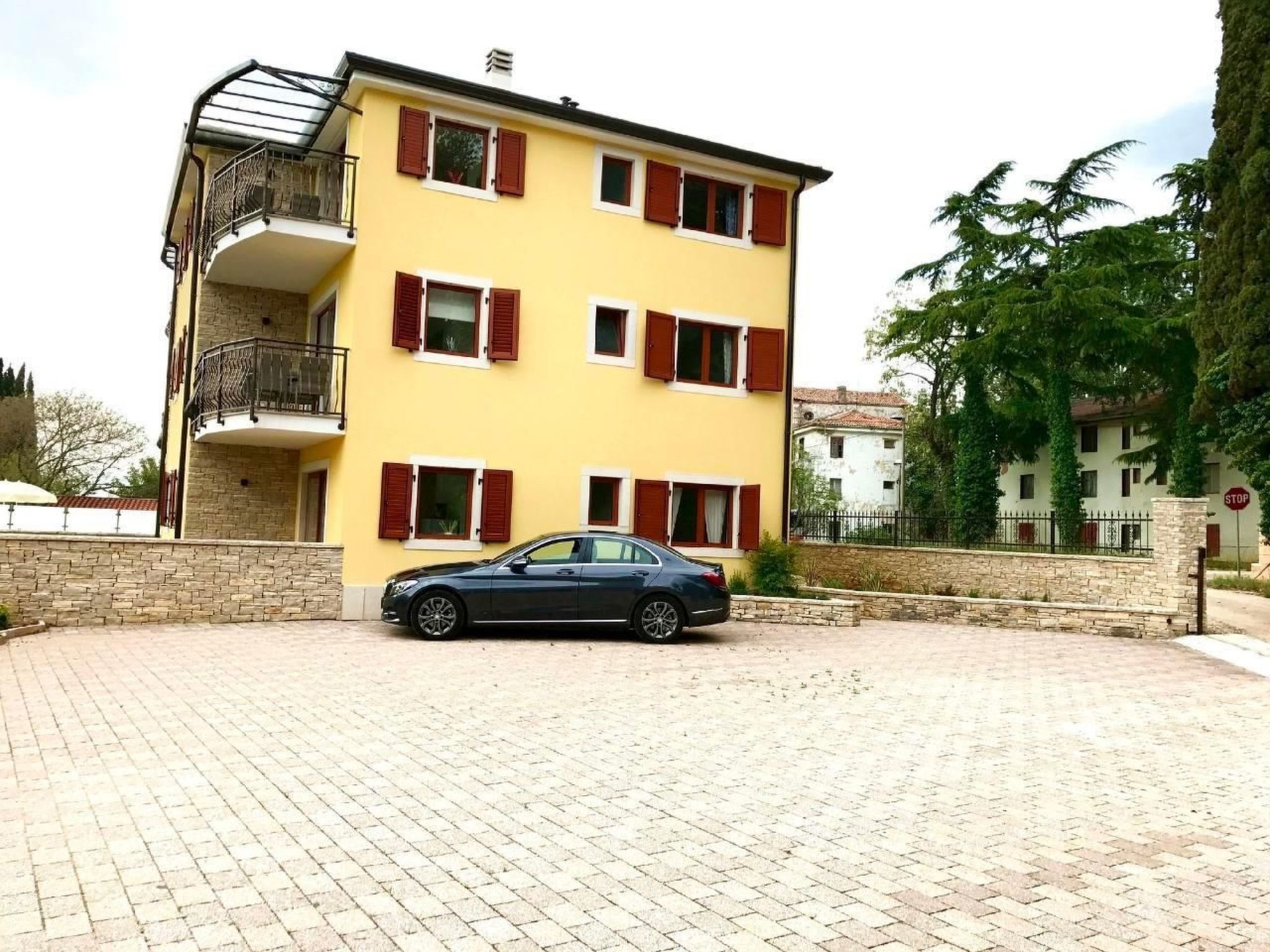 Elia 4-Image-tags.info