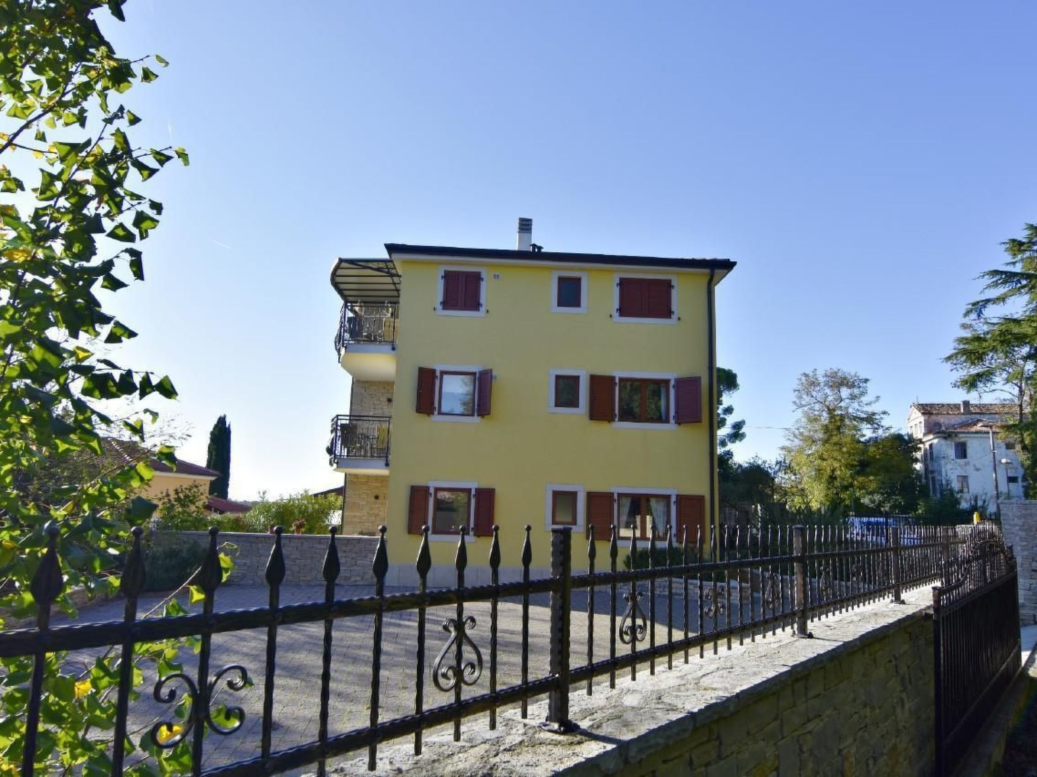 Elia 4-Image-tags.info