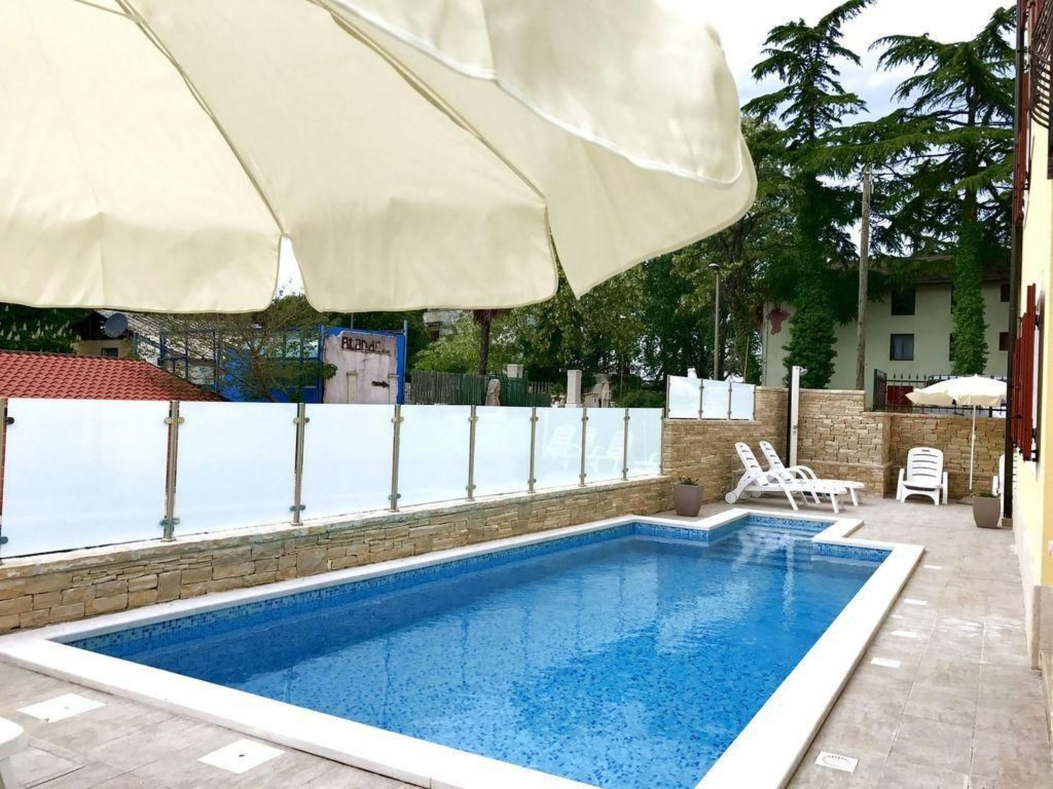 Appartement mit Blick auf das Wasser — Pool Outdoor (3 of 53)