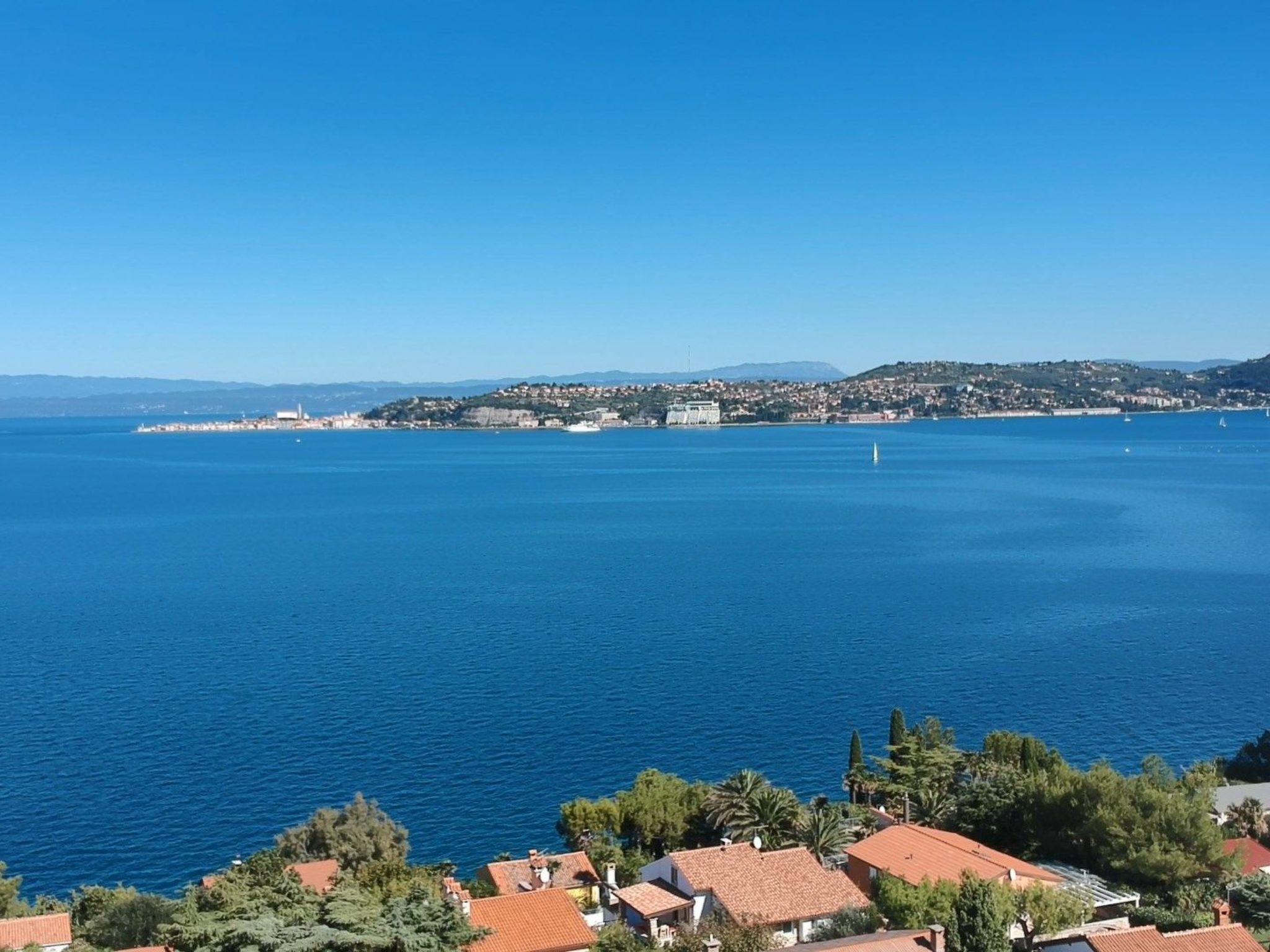 Villa del Golfo, Apartement mit Garten und Pool-Binnen