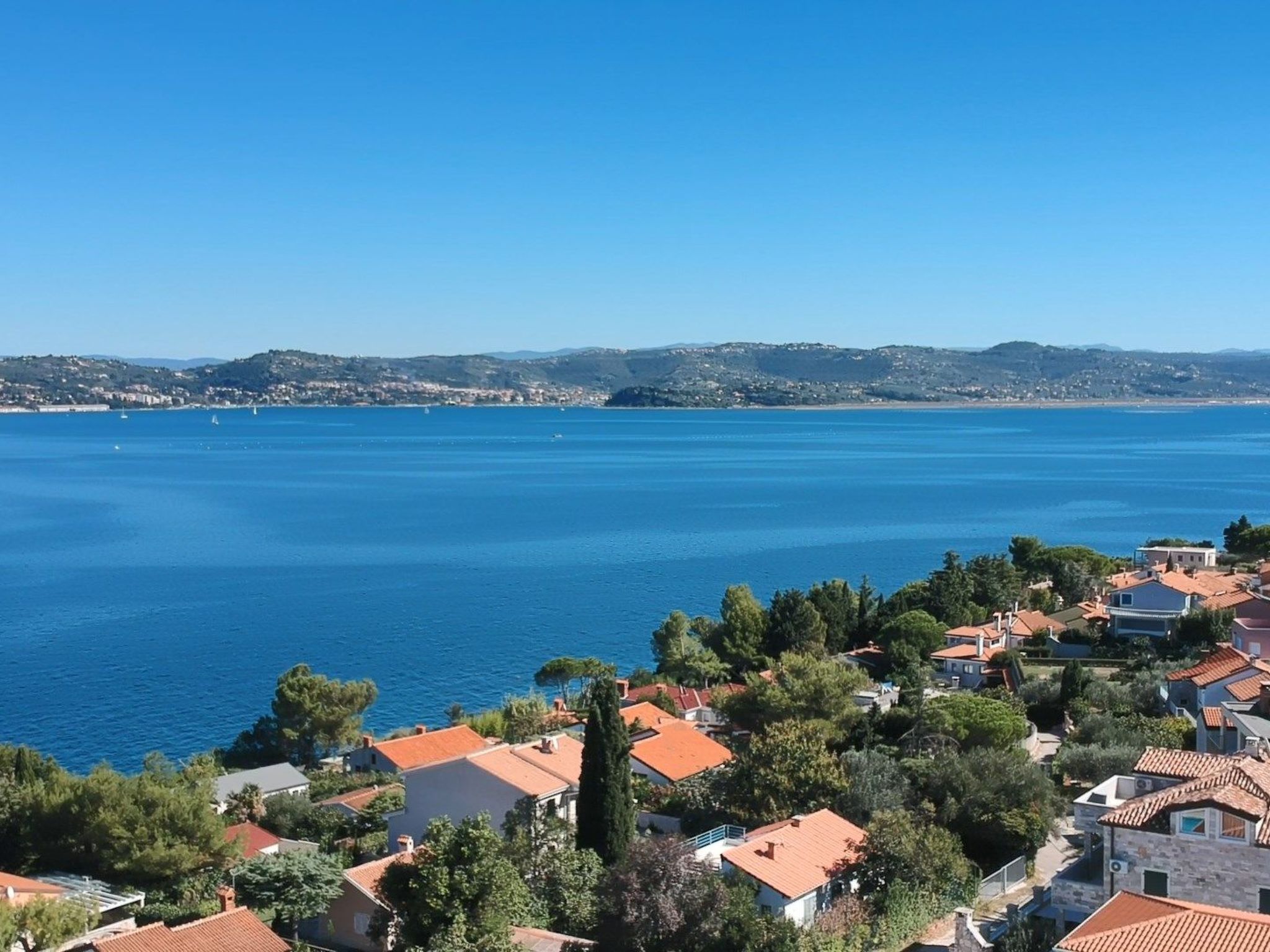 Villa del Golfo, Apartement mit Garten und Pool-Binnen