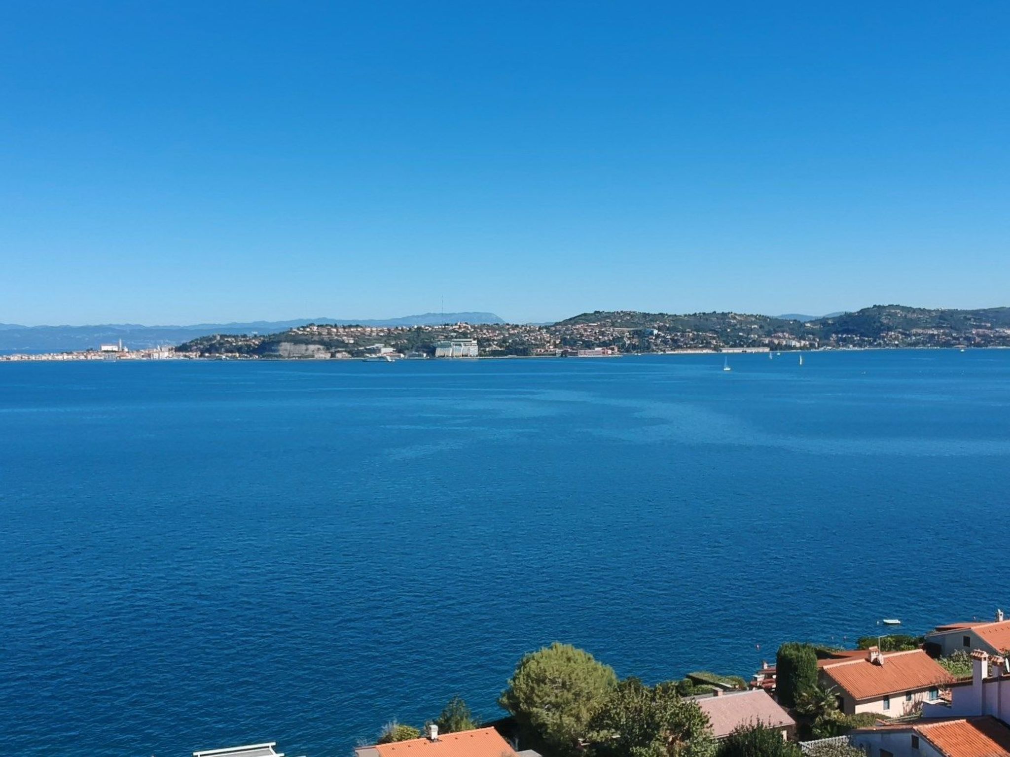 Villa del Golfo, Apartement mit Garten und Pool-Binnen