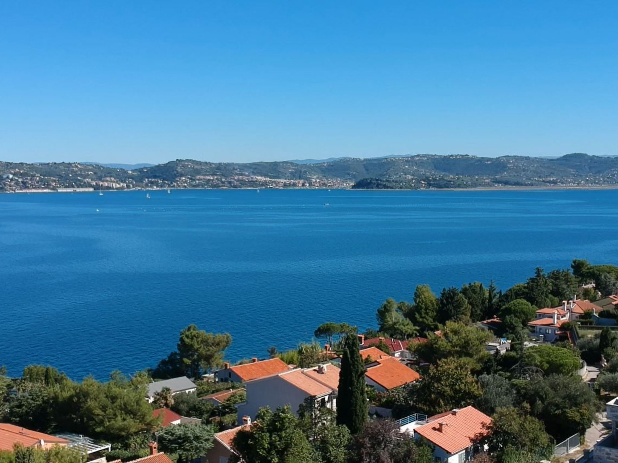 Villa del Golfo, Apartement mit Garten und Pool-Binnen