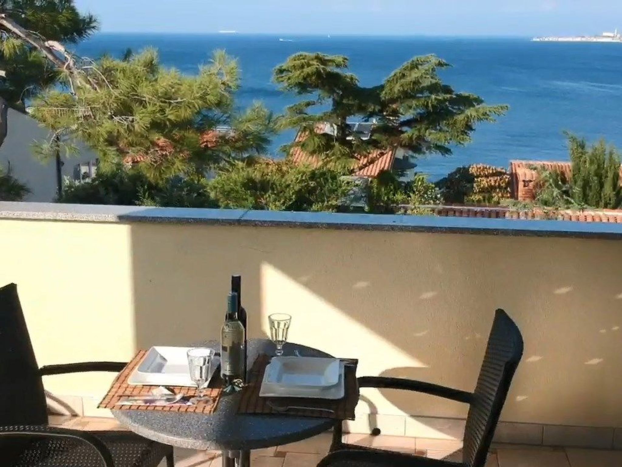 Villa del Golfo, Apartement mit Garten und Pool-Binnen