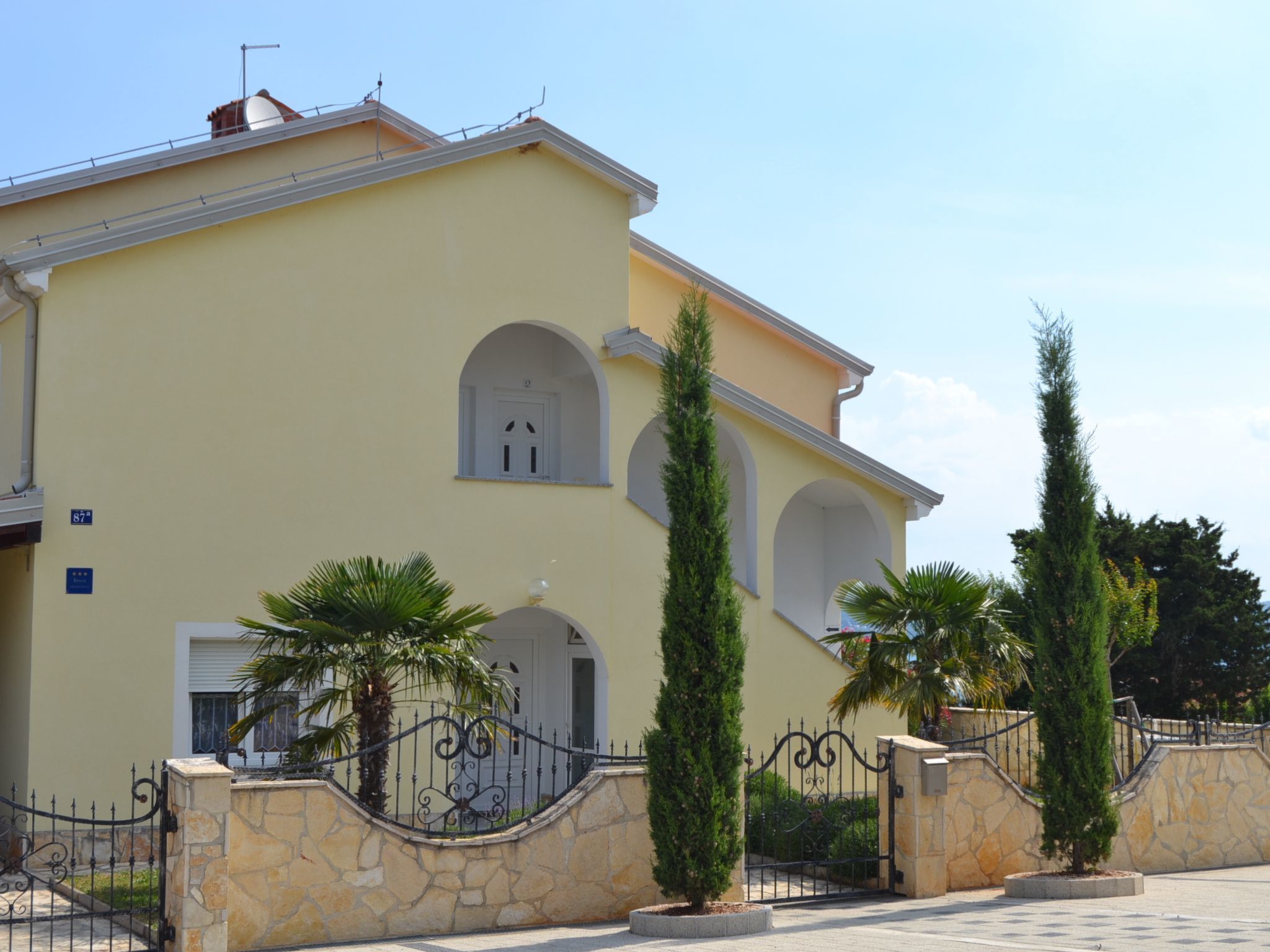Villa del Golfo, Apartement mit Garten und Pool-Binnen