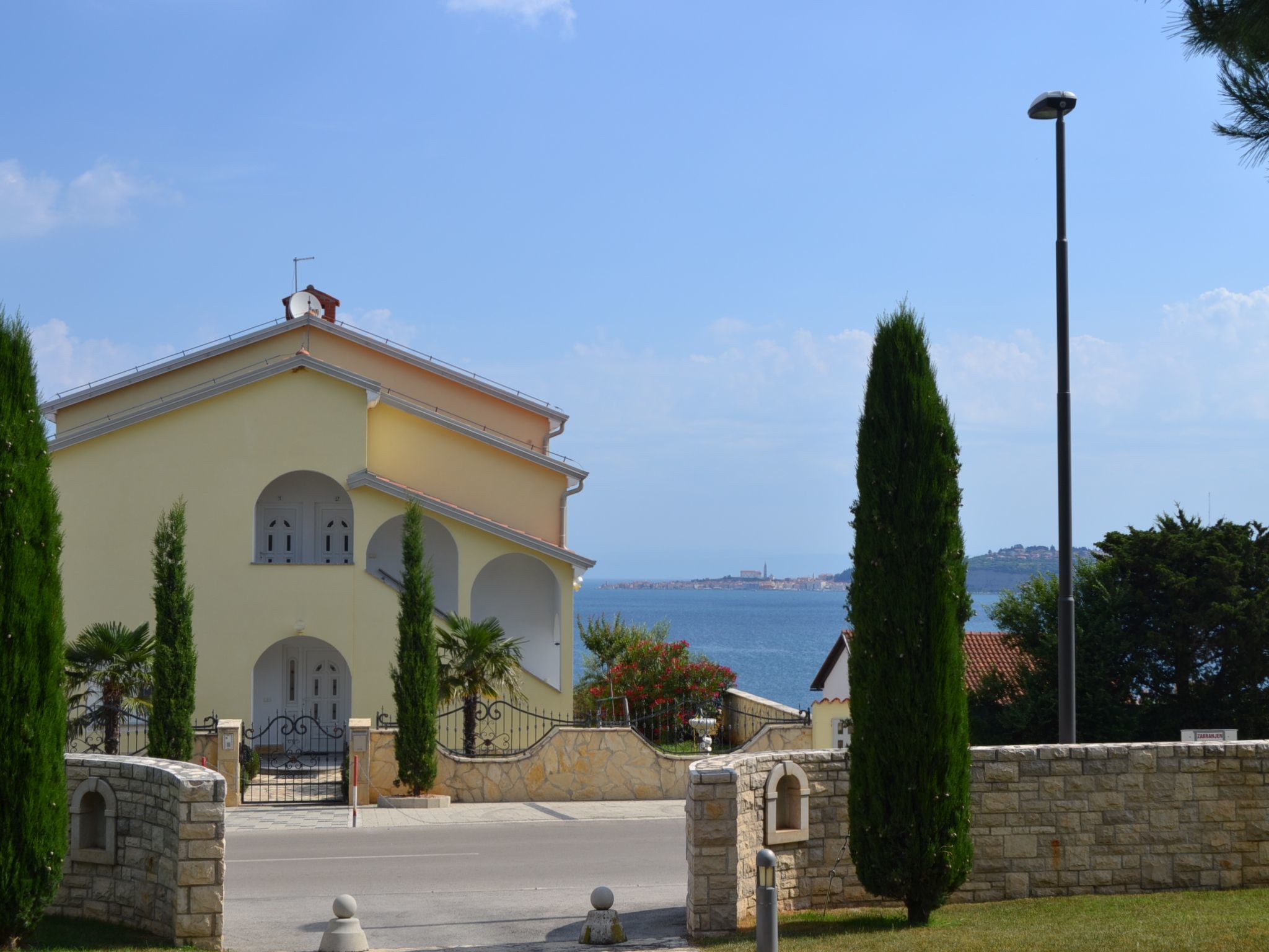 Villa del Golfo, Apartement mit Garten und Pool-Binnen