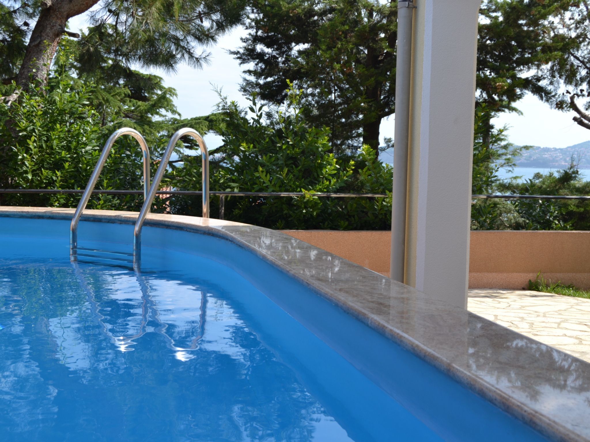 Villa del Golfo, Apartement mit Garten und Pool-Binnen