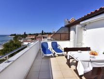 Vrijstaand vakantiehuis met terras op 70 meter van zee in Zambratija - thumbnail 1
