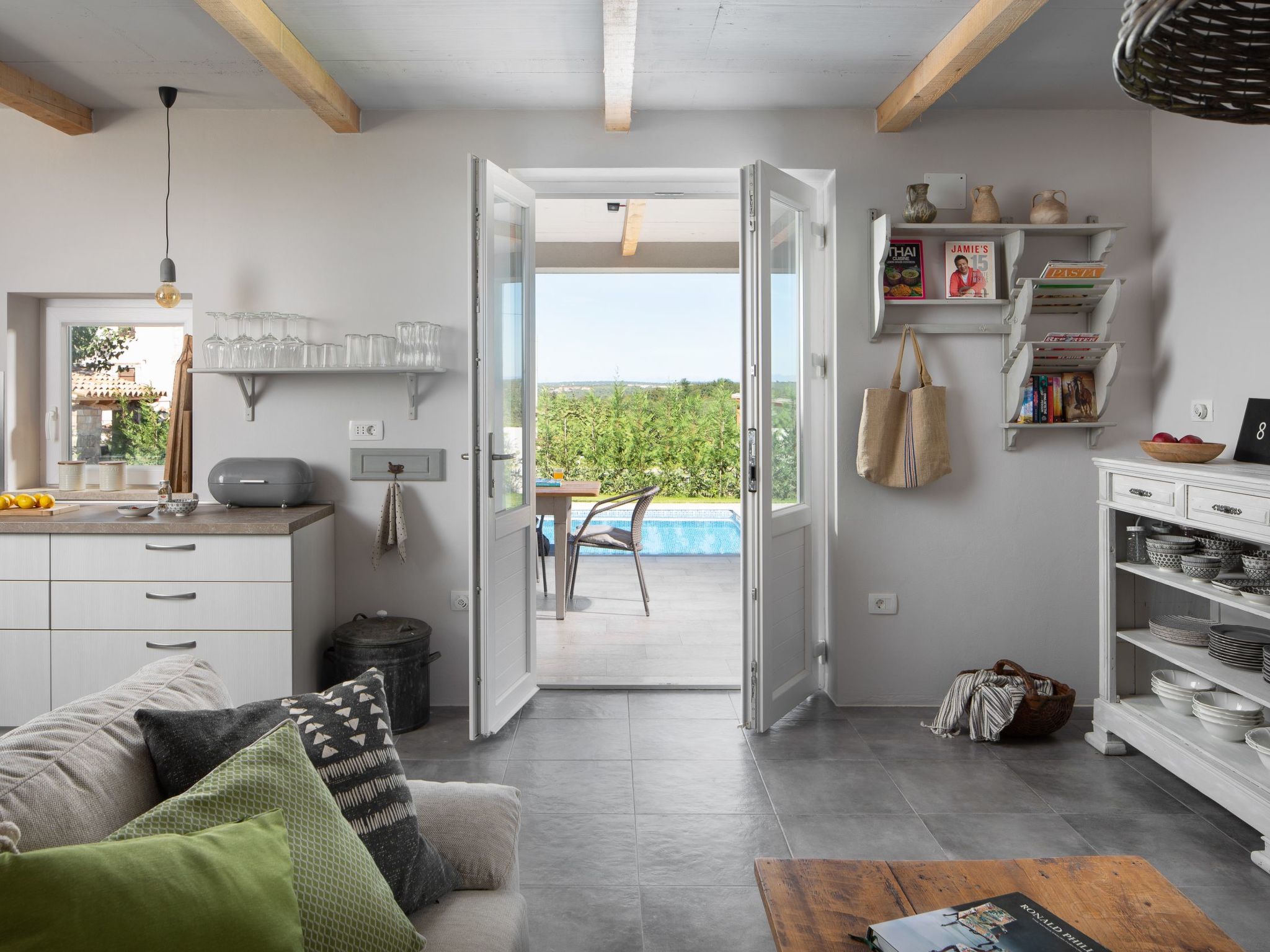 Mit eigenem Pool-Binnen